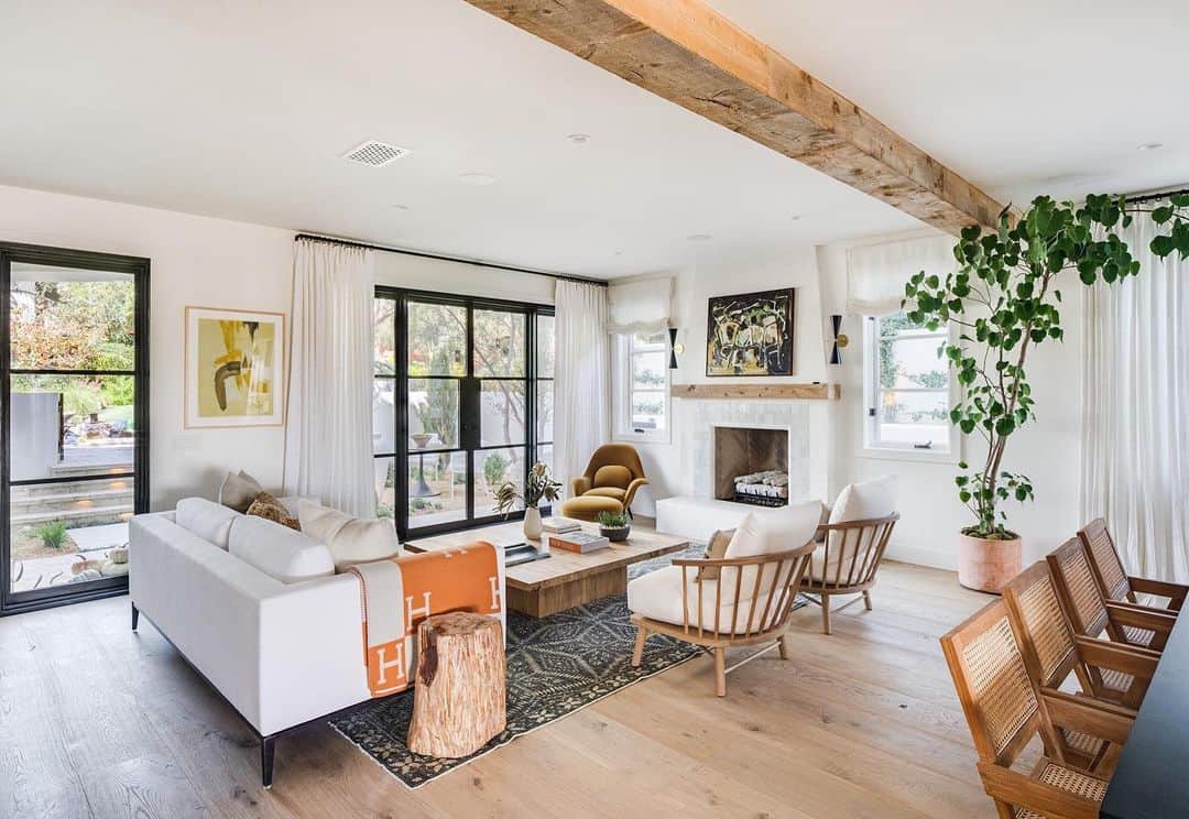 ELLE DECORさんのインスタグラム写真 - (ELLE DECORInstagram)「From a poorly-built spec house to a fully custom home, interior designer @prairie_interiors delivered Newport Beach bliss for a young family of four. “This home was hideous; it had every bad builder mistake you could think of,” she says of the four bedroom Morning Canyon house. After a gut renovation and a lot of love, Wilkins was able to transform the personality-less pad into an elegant yet laid-back retreat. In the living room, Wilkins installed a plaster fireplace and exposed beams to play into the home’s Mediterranean style.  Click the link in bio for the full tour. Photography: @chadmellon」1月21日 8時03分 - elledecor