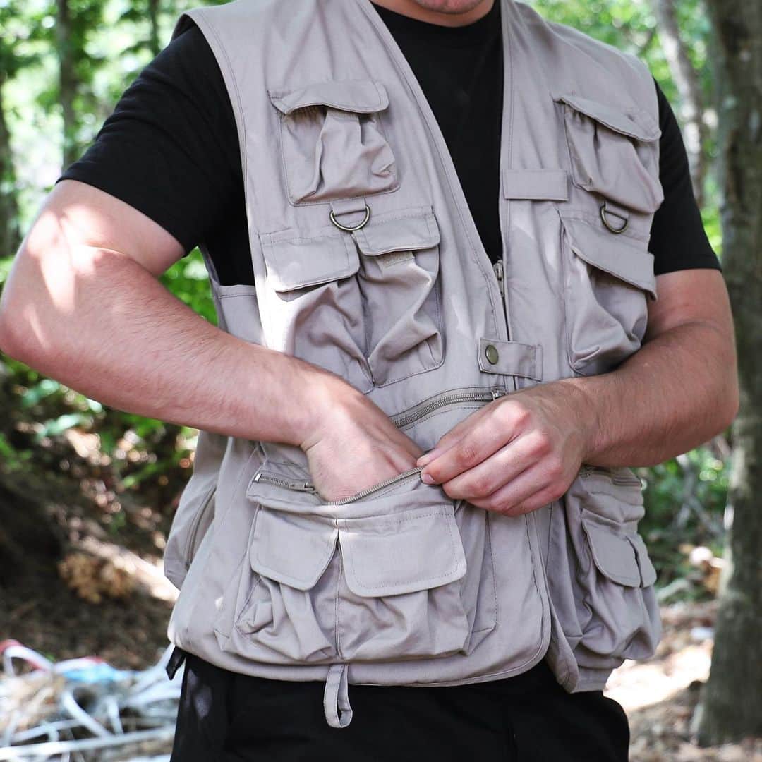ロスコさんのインスタグラム写真 - (ロスコInstagram)「Our Uncle Milty Travel Vest, Equipped with Over a Dozen Pockets.  #Outdoors #Tactical #Nature #HikingGear #7546」1月21日 8時13分 - rothco_brand