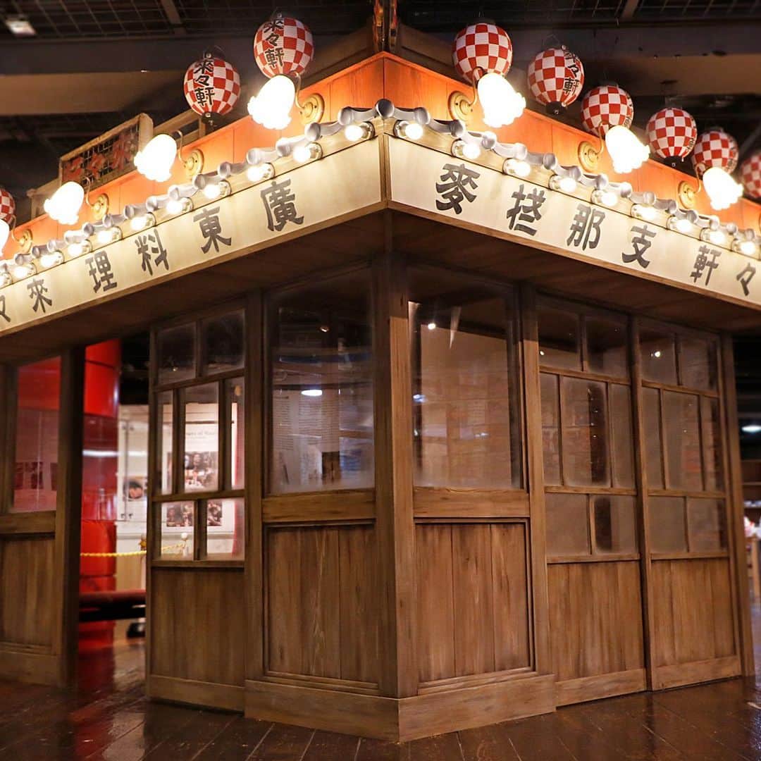 新横浜ラーメン博物館(ramen museum)さんのインスタグラム写真 - (新横浜ラーメン博物館(ramen museum)Instagram)「新横浜ラーメン博物館は、1994年3月6日、世界初のフードアミューズメントパークとして設立されました。 1階はラーメンに関する様々な展示物があるギャラリーエリアです。  Shin-Yokohama Ramen Museum was founded on March 6th, 1994 as the world's first food-themed amusement park. The first floor is a gallery area with various exhibits related to ramen. . さらに詳しい情報はプロフURLのラー博公式HPからご確認ください @ramenmuseum . . #ラーメン #らーめん #ラー博 #ラーメン博物館 #新横浜ラーメン博物館 #新横浜 #アミューズメントパーク #テーマパーク #昭和 #昭和レトロ #昭和ノスタルジー #フォトジェニック #ラーメンインスタグラム #麺スタグラマー #ラーメン部 #ラーメン倶楽部 #ラー写 #ラーメンパトロール #博物館 #ramen #ramenmuseum #shinyokohamaramenmuseum　#shinyokohama #instafood #拉麺 #拉面 #春節」1月21日 19時10分 - ramenmuseum