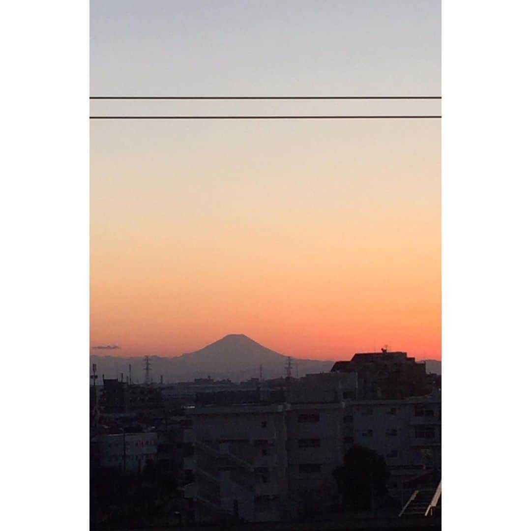 北野貴之さんのインスタグラム写真 - (北野貴之Instagram)「日本一の富士山。 日本一のスカイツリー。 TOKYO 2020 と書かれるだけで、語呂が素敵だからお洒落。 100年越えの、歴史ある天丼屋さん。 お店で天丼なんて、何年振り、いつ以来だろ。  #2020#ボリューム#安#1400#昔#変わらない味#浅草#穴子#小エビ#大海老#天麩羅#多から家」1月21日 19時10分 - takashi_kitano