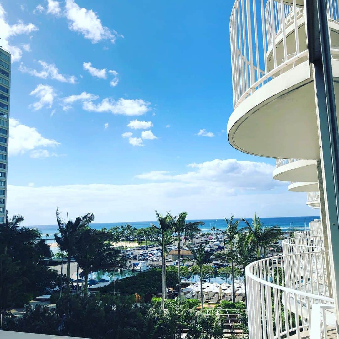小川薫さんのインスタグラム写真 - (小川薫Instagram)「「THE MODERN HONOLULU」 デザイナーズホテルですが お部屋はナチュラル。 アラモアナ近くでとても便利。 バーや週末だけ開催のクラブには ハワイのオシャレな人が集まります。 月水金の朝はアクティビティでヨガのクラスがあり参加したところ、ラッキーなことに虹が出て眺めながら受けることができました。１時間のクラスの間、ほぼずっと出てくれていてハワイならではの朝🌈 ビーチヨガは参加したことがありますが 「Rainbow Yoga」 は初めて🧘‍♂️. #ハワイ　#hawaii  #モダンホテル  #ヨガハワイ#themodernhonolulu #rainbowyoga  #salondeclover  #サロンドクローバー #小川薫 #おもてなし #おもてなし料理教室 #料理教室 #料理研究家 #テーブルコーディネート #テーブルコーディネーター  #大阪料理教室 #cookingclass  #tablesetting  #堀江 #堀江公園 #tablecoordinate #パーティーフード #おもてなし料理  #和食レッスン　#和食　#和のテーブルコーディネート　#冬の和食レッスン」1月21日 19時07分 - salondeclover
