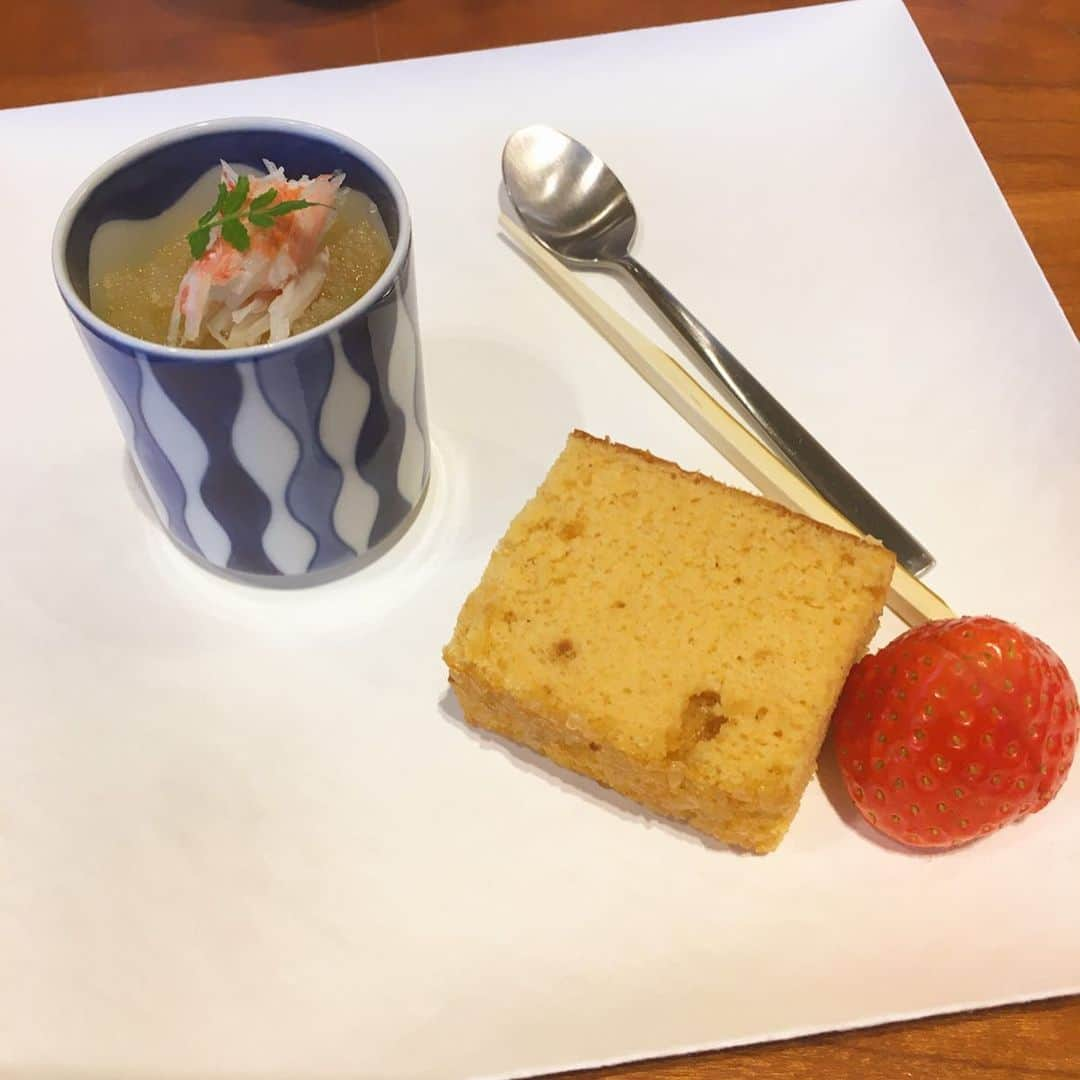 相馬絵美さんのインスタグラム写真 - (相馬絵美Instagram)「オーガニック味噌のパイオニアともいえる、長野の老舗メーカー @hikarimiso さんの新商品発表会に行ってきました！  ひかり味噌さんは無添加・有機だけでなく、ハラル認証などにもいち早く取り組んでいる会社さんです。  今回の発表会では、新たな植物性たんぱく質「オーツミート」を使った野菜スープや、新ブランド「味噌屋のマスターブレンド」など魅力的な商品が沢山ありました✨  2018年にオープンした日本料理レストラン「GINZA豉KUKI」の発酵と熟成を駆使したスペシャリテ2品も🍴  白味噌とチーズを使った茶碗蒸しが美味でした♡  世界的な人口増、環境への配慮、健康志向の高まりといったニーズに応えている素敵な商品や、会社の想いがとても印象的でした。  お土産も豪華！  #ひかり味噌 #味噌 #発酵 #発酵食品 #腸活 #腸内環境」1月21日 19時09分 - somaemi