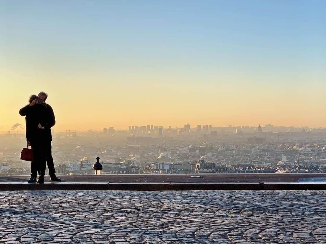 サラ・ラファティさんのインスタグラム写真 - (サラ・ラファティInstagram)「Pretty sure Paris made the dawn just for them.」1月21日 19時09分 - iamsarahgrafferty