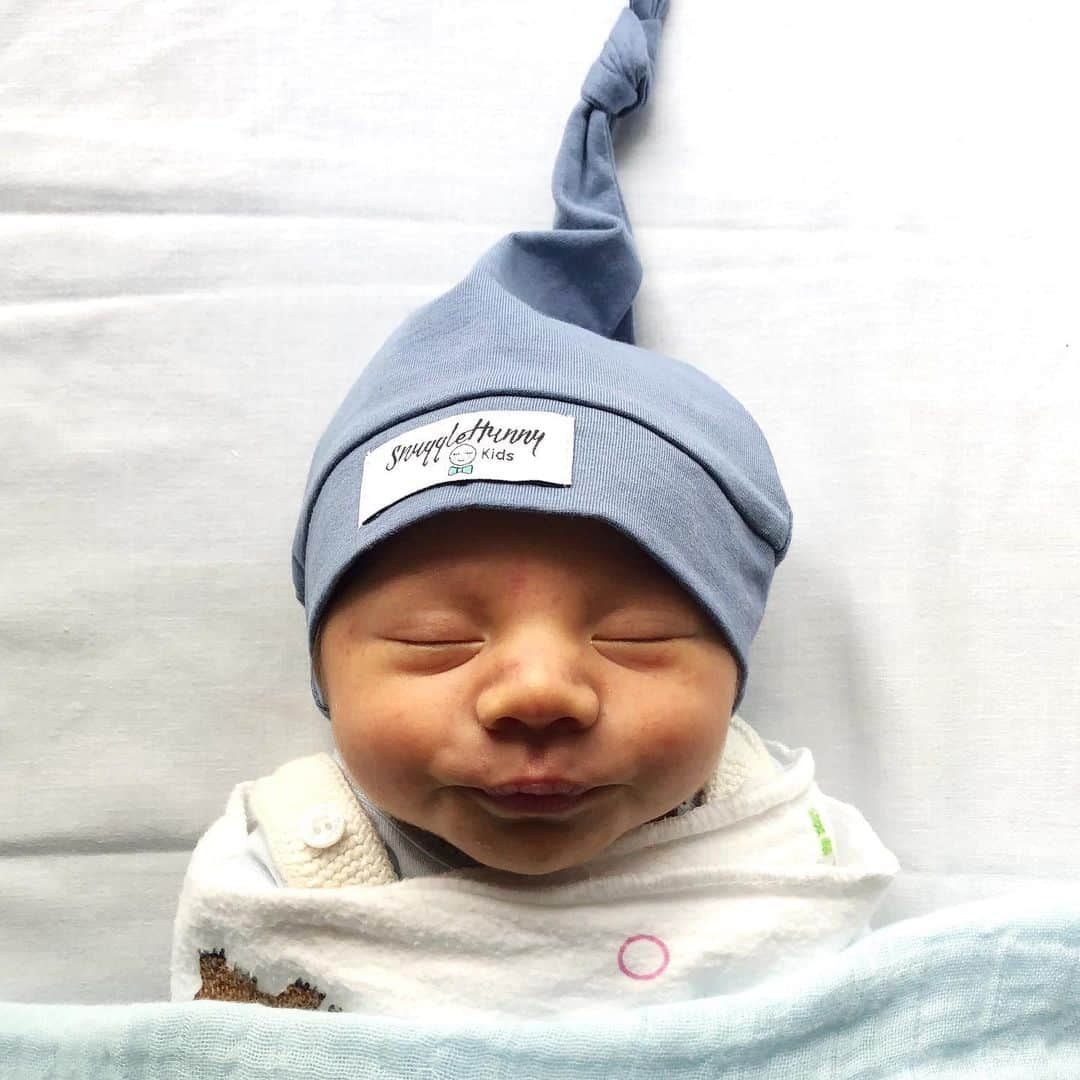 グラント・ハケットさんのインスタグラム写真 - (グラント・ハケットInstagram)「I’d like to introduce Edward Anthony Hackett - our beautiful little baby boy born at 9:38am on 18 January 2020 🎉. It’s been the most amazing experience so far. @sharlenefletcher_ has been the most graceful, patient and loving mother Edward could ever ask for - definitely does 2am wake ups better than me 🤣. Feeling very blessed with life and savouring every single moment. #cantstopstaringathim #babyboy #number3 #family #happiness #love #joy #Eddie #babyhacky」1月21日 17時39分 - grant__hackett