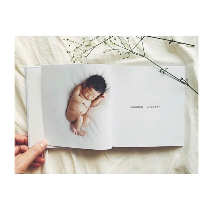 しまうまプリント【公式】フォトブック無料企画開催中さんのインスタグラム写真 - (しまうまプリント【公式】フォトブック無料企画開催中Instagram)「新生児のお子さまのフォトブック🎈 ・ ・ 本日ご紹介するのはしまうまアンバサダーの  @kankan_710 さまのフォトブックです✨ ・ ・ お子さまが生まれてから1ヶ月までの思い出を 妊娠中のお写真と一緒に 1冊のフォトブックにして頂きました🍼💕 ・ とっても小さな赤ちゃんを お父さまが大切そうに抱いているお写真から 愛情をたっぷり感じますね✨ ・ ・ 赤ちゃんが新生児の時期は 特にあっという間に過ぎていってしまうもの。 その時しか撮れないお写真で ご家族のフォトブックを作れば きっと宝物になりますよ🦓 ・ ・  @kankan_710 さま、 素敵なご投稿ありがとうございました！ ・ ・ ・ Repost from @kankan_710 ・・・ . 🕊🌿🍃 . . この度ご縁があって 第4期しまうまアンバサダーに 選んで頂き、アルバムを作りました📕 . 旦那さんとお付き合いしてるときから 1年に1冊、しまうまプリントで アルバムを作ってたからうれしい……♡ . 今回はかんた1ヶ月のアルバムを🌿 せっかくだから妊娠中の写真も少し🤏 . . は〜ちいさいよぉ〜 たまらん新生児ちゃん。 . . 本当に簡単に安く作れるので 写真フォルダが溢れている そこのあなた♡ ぜひ作ってみてくださーい。 . . 私は早速もう一冊、 旦那さんが書いてくれた 出産レポを本にして残しておきたくて 写真と共に日記アルバムを制作中…😙 . お宮参り&お食い初めの写真も アルバムにして両家にそれぞれに プレゼント……💐 . また投稿しまーす！🎞 . . #しまうまプリント #しまうまアンバサダー . .」1月21日 17時45分 - shimaumaprint