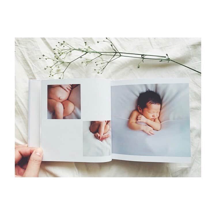 しまうまプリント【公式】フォトブック無料企画開催中さんのインスタグラム写真 - (しまうまプリント【公式】フォトブック無料企画開催中Instagram)「新生児のお子さまのフォトブック🎈 ・ ・ 本日ご紹介するのはしまうまアンバサダーの  @kankan_710 さまのフォトブックです✨ ・ ・ お子さまが生まれてから1ヶ月までの思い出を 妊娠中のお写真と一緒に 1冊のフォトブックにして頂きました🍼💕 ・ とっても小さな赤ちゃんを お父さまが大切そうに抱いているお写真から 愛情をたっぷり感じますね✨ ・ ・ 赤ちゃんが新生児の時期は 特にあっという間に過ぎていってしまうもの。 その時しか撮れないお写真で ご家族のフォトブックを作れば きっと宝物になりますよ🦓 ・ ・  @kankan_710 さま、 素敵なご投稿ありがとうございました！ ・ ・ ・ Repost from @kankan_710 ・・・ . 🕊🌿🍃 . . この度ご縁があって 第4期しまうまアンバサダーに 選んで頂き、アルバムを作りました📕 . 旦那さんとお付き合いしてるときから 1年に1冊、しまうまプリントで アルバムを作ってたからうれしい……♡ . 今回はかんた1ヶ月のアルバムを🌿 せっかくだから妊娠中の写真も少し🤏 . . は〜ちいさいよぉ〜 たまらん新生児ちゃん。 . . 本当に簡単に安く作れるので 写真フォルダが溢れている そこのあなた♡ ぜひ作ってみてくださーい。 . . 私は早速もう一冊、 旦那さんが書いてくれた 出産レポを本にして残しておきたくて 写真と共に日記アルバムを制作中…😙 . お宮参り&お食い初めの写真も アルバムにして両家にそれぞれに プレゼント……💐 . また投稿しまーす！🎞 . . #しまうまプリント #しまうまアンバサダー . .」1月21日 17時45分 - shimaumaprint