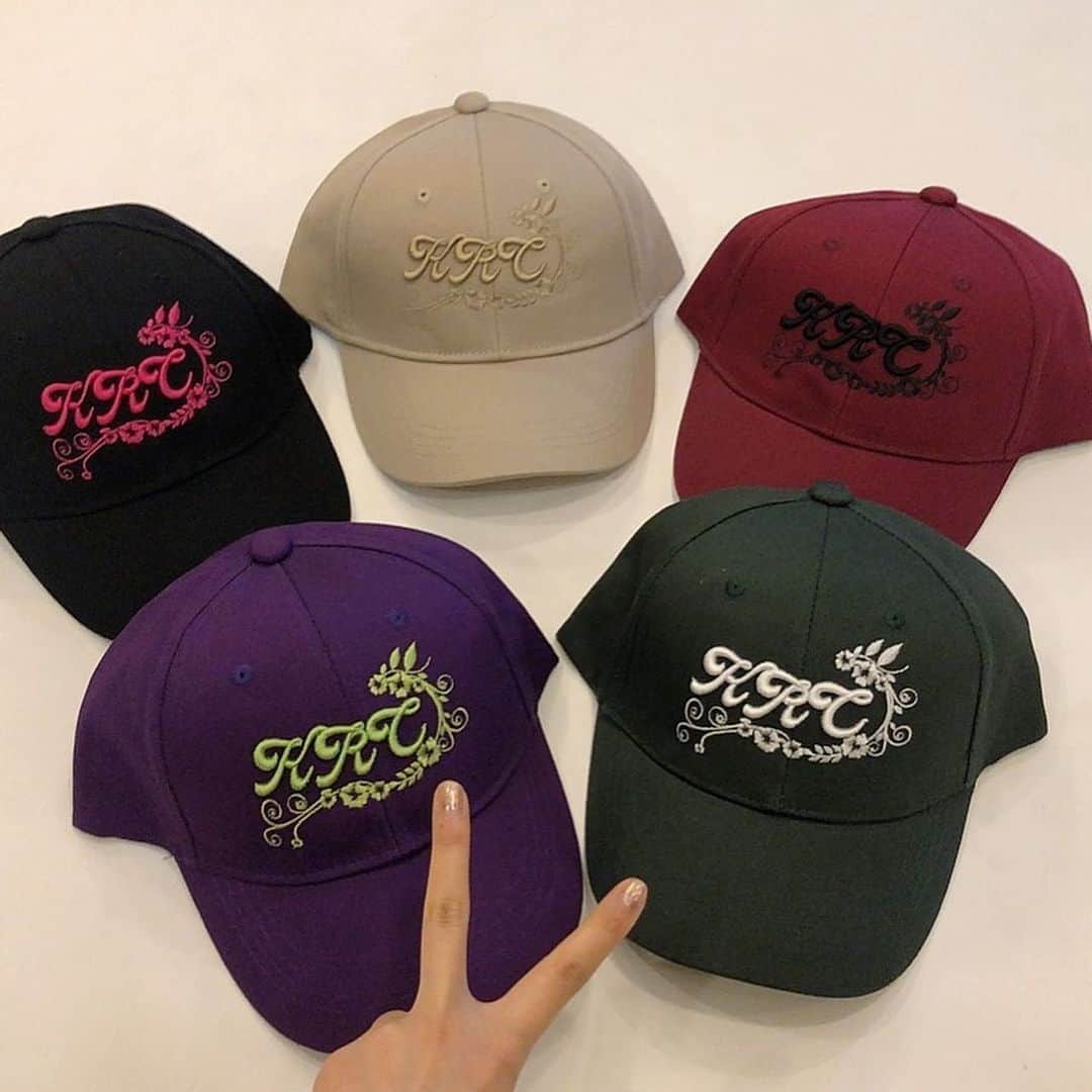 高橋花林さんのインスタグラム写真 - (高橋花林Instagram)「【コラボアイテム受注開始】  本日からLIVERTINEAGEさんとのコラボアイテム第二弾が受注開始です！  今回はトレーナー2種とキャップ🧢 各5色です！  トレーナーとキャップで、コーディネートできるカラーを選びました！  テーマは「普段遣いできる」  前回はポップだったので、今回は大人っぽく（？）落ち着いたデザインにしてもらいました！  刺繍と名前がポイント⭐️ KRCはKaRinChanだよ〜！ .  キャップはそれぞれ、刺繍と生地の色の組み合わせがちがくって、どれも最高にかわいい組み合わせにできたと思うのでシーンに合わせて使い分けて欲しい！  URLはプロフィールのハイライトから飛べるようにしておきます♡  https://livertineage.jp/SHOP/189784/214031/list.html」1月21日 17時49分 - karingaoqiao