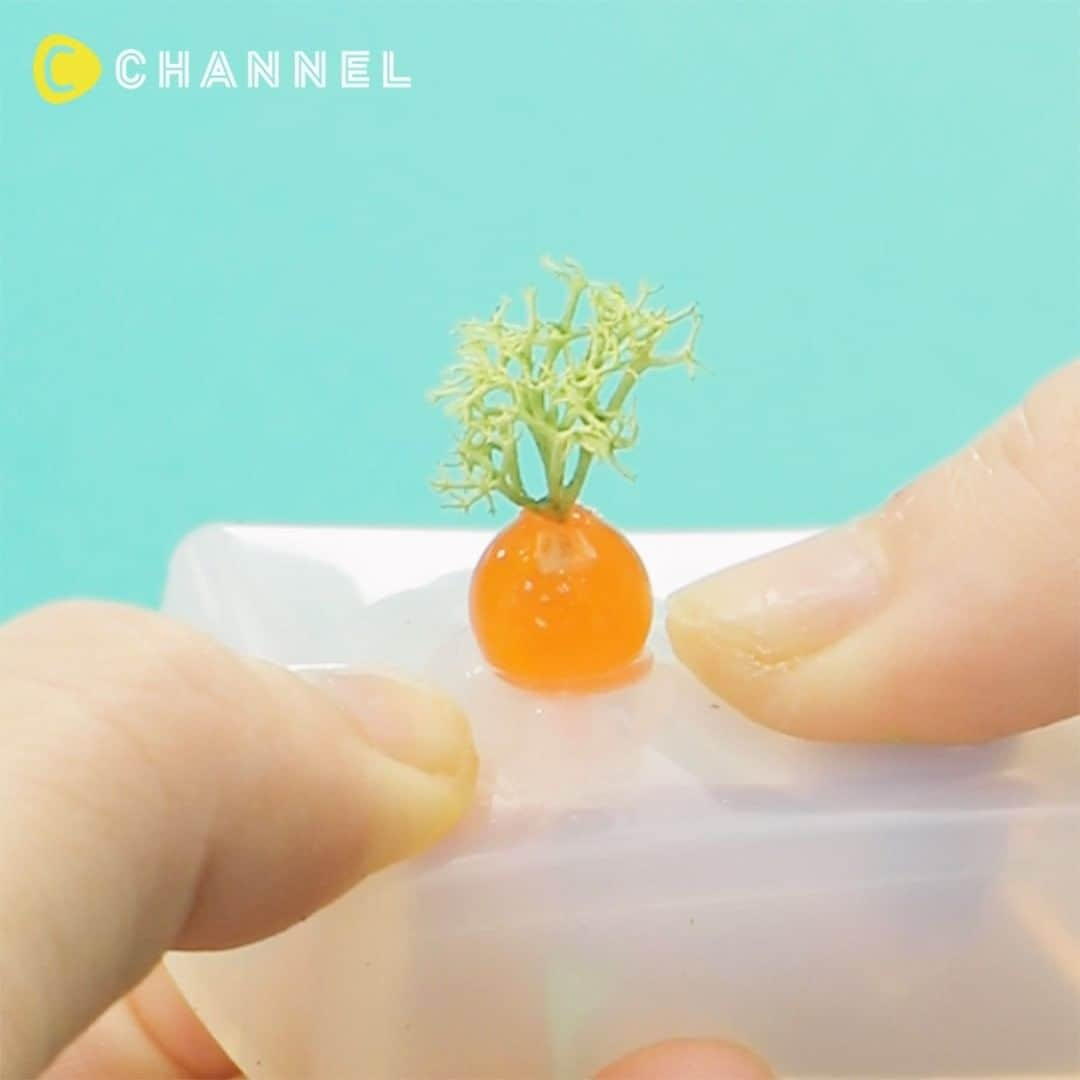 C CHANNEL-Art&Studyのインスタグラム：「DIY Cute Vegetable Pen!🥕🍆 モールドで野菜栽培⁉ 遊び心溢れるボールペンアレンジ🥕🍆 . 🎨Follow me👉 @cchannel_artandstudy 🎵 💡Check👉 @cchannel_girls 🎶 📲C CHANNELのアプリもよろしくお願いします💕 . creator：勝又美蘭　Instagram @fantasia_miran . [Things you need] ・ UV-LED resin ・ Resin coloring agent Jewel Agate (Orange / Purple) ・ UV-LED light ・Toning palette ・Glitter ・ Droplet mold ・ Moss ・ Flower ・adhesive ・pen . [Steps] 1. Color the resin orange and purple. 2. Add glitter to each and mix. 3. Pour the resin through the mold. 4. Harden moss in orange resin. 5. Remove from the mold. 6. Apply adhesive to the flower. 7. Glue the purple resin parts. 8. Completed by adhering to the pen. . . モールドを使って野菜作りに挑戦!! いつもの文房具をデコレーションしてバージョンアップ！ みんなに自慢してね♡ . 【用意するもの】 ・UV-LEDレジン 星の雫 ・レジン着色料 宝石の雫 （オレンジ・パープル） ・UV-LEDライト ・調色パレット ・ラメ ・雫モールド ・アイスランドモス ・花座 ・接着剤 ・ペン . 【作り方】 1. レジンをオレンジと紫に着色する。 2. それぞれにラメを入れて混ぜる。 3. モールドにレジンを流す。 4. オレンジのレジンにアイスランドモスを入れて硬化する。 5. モールドからはずす。 6. 花座に接着剤をつける。 7.紫のレジンパーツを接着する。 8.ペンに接着して完成。 . ※作業中は手袋の使用、部屋の換気をおすすめします。 ※レジンは高温となりますので取り扱いには十分に注意してください . 購入場所 花座/レジン/ラメ→貴和製作所,オンライン アイスランドモス→東急ハンズ,オンライン ペン→PLAZA . . #DIY#doityourself#diyideas#crafts#crafting#instacraft#crafter#crafty#handmade#handcrafted#handmadecrafts#handmadeaccessories#ручнаяработа#ideas#resin#resinart#resina#Fantastic#incredible#creative#heart#howto#tutorial#tips#miniature#vegetable#carrot#aubergine#fakefood」