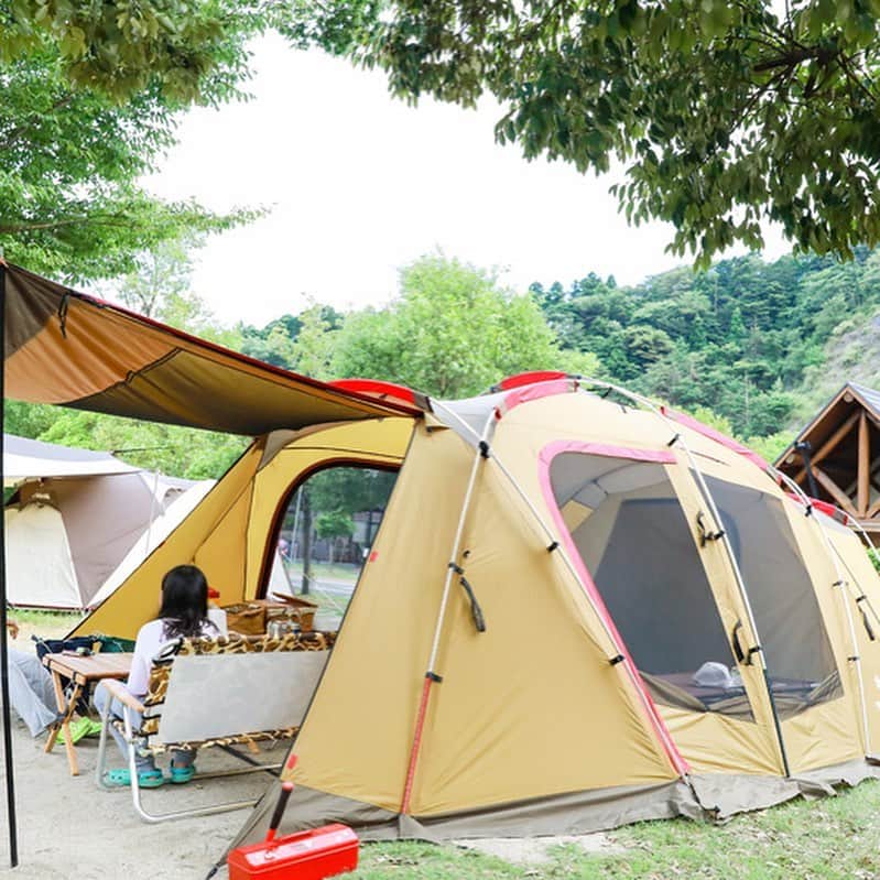 キャンプ情報サイト［ランタン］さんのインスタグラム写真 - (キャンプ情報サイト［ランタン］Instagram)「CAMP SMILE STYLE ／ 自分で張り替えたコールマンの コンパクトフォールディングチェア ＼ いろんなキャンパーのキャンプスタイルを現地取材と一般キャンパーからの投稿で数多く掲載してます。 . . 詳しくは @lantern.camp  webサイトをご覧ください . . #camp #camping #outdoor #travel #trip #lantern_smile #nature #キャンプ #キャンプ用品 #アウトドア #テント #自然 #旅行 #キャンプ初心者  #キャンプ好きな人と繋がりたい #青川峡キャンピングパーク #スノーピーク #コールマン #コンパクトフォールディングチェア #ノーススターチューブマントルランタン #トルテュライト #ファミリーキャンプ #ファミキャン」1月21日 17時57分 - lantern.camp