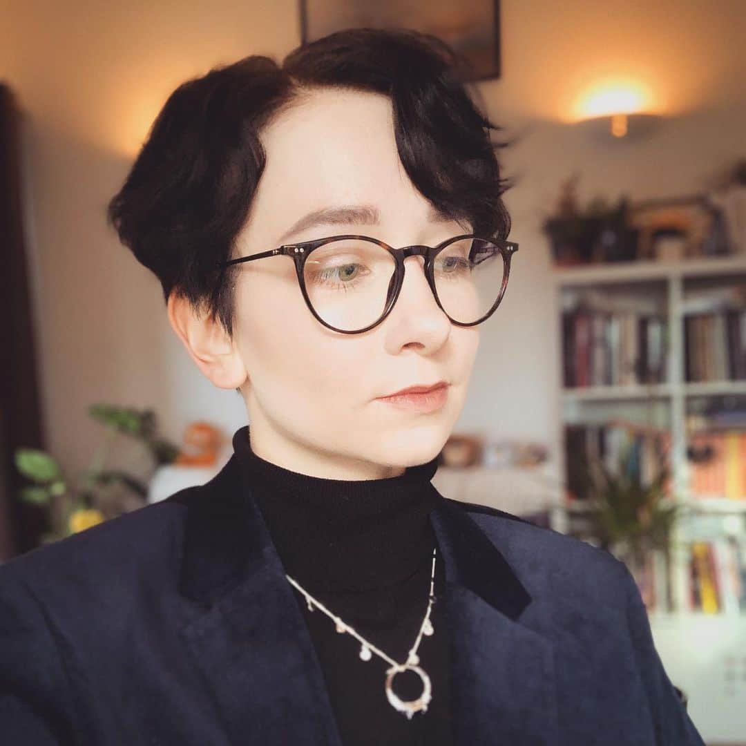 姫沢のインスタグラム：「Velvet Jacket 💙  #velvetjacket #himezawaQ #glasses」