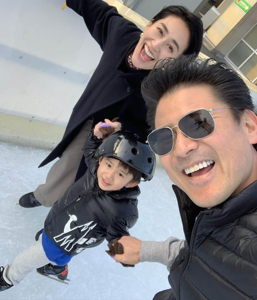 小堀ケネスのインスタグラム：「ディーン君初アイススケート！⛸ Little Dean’s First Time Ice Skating!😆 #notdrunk #littledean #iceskating #firsttime #familytime #alwaysfun #ディーン君#初アイススケート#家族時間いつも楽しい  @mariakamiyama」