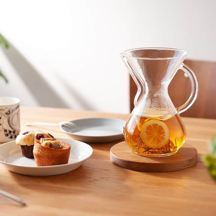 のインスタグラム：「. 一見するとガラス製のデキャンタの様ですが、専用ペーパーをセットしてコーヒーを淹れることができる、ドリッパーとポット一体型の「ガラスハンドル コーヒーメーカー（ケメックス）」。 すべてがガラスでつくられているので、シンプルにガラスの質感、そしてコーヒーの色合いを楽しめます。美しい透明なボディを活かして、中身を見せたい飲み物のサーバーとして使うのもおすすめです。 . . ▼詳細はプロフィールのリンクからご覧いただけます。 → @freedesign_jp . 【取扱店舗】 #フリーデザインオンラインショップ #フリーデザイン吉祥寺店 . #chemex #ケメックス #coffeemaker #コーヒーメーカー #コーヒードリッパー #ドリッパー #コーヒー #ガラス #暮らしを整える #freedesign #フリーデザイン #吉祥寺 #kichijoji #ライフスタイルショップ #暮らし #暮らしの道具 #暮らしを楽しむ #丁寧な暮らし #丁寧に暮らす #丁寧な生活 #雑貨屋 #インテリアショップ」