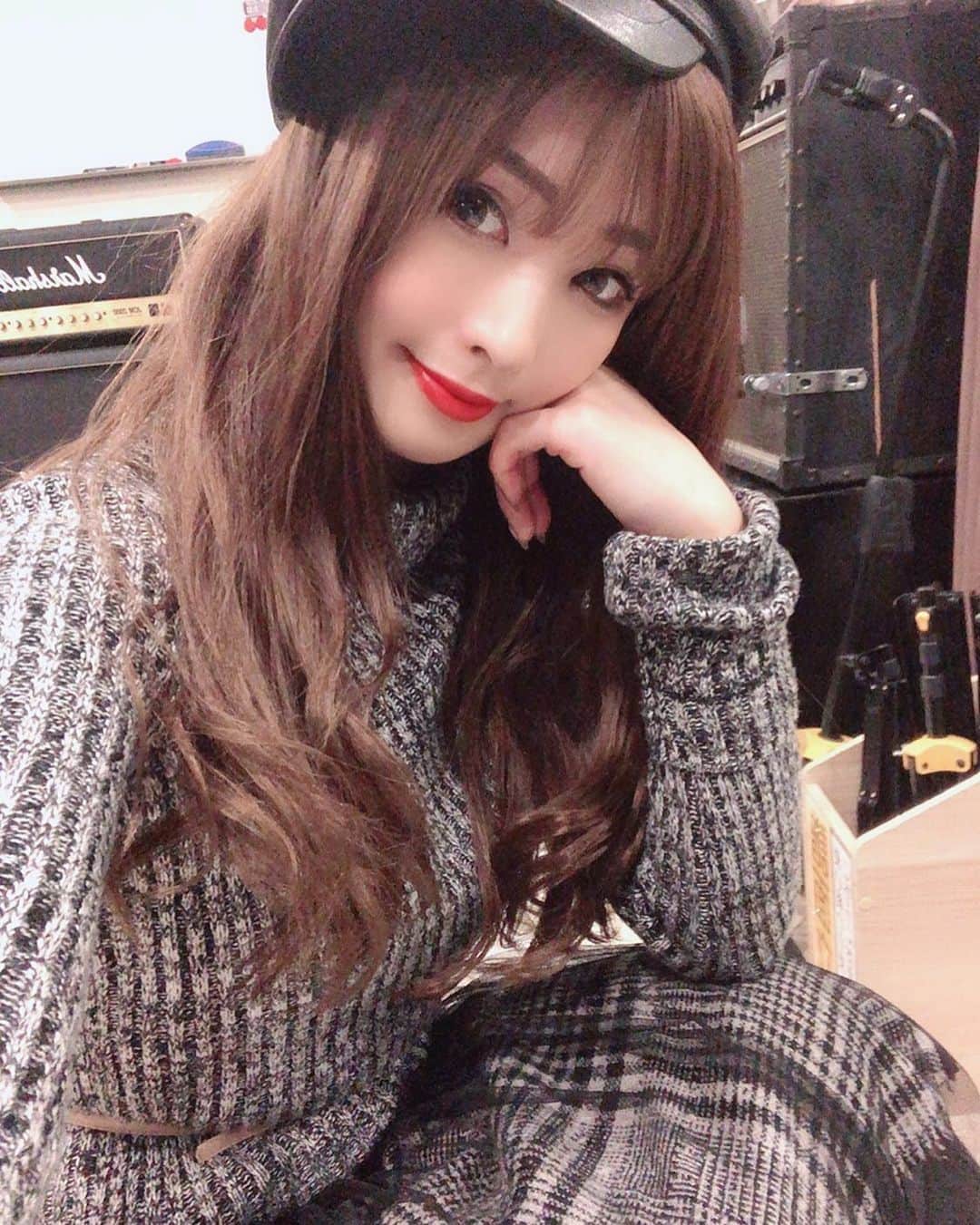 Fujikoさんのインスタグラム写真 - (FujikoInstagram)「. 今日はエステ💆‍♀️行って 身体を絞ってもらい、 その後は スタジオ練習で、 1/25に向けて歌の練習を👯‍♀️💕 . 1stアルバムの中からかなりレアな歌歌ってみたけど、体は何年も歌ってない歌でも染み付いてるもんなんですね☺️ . でも、歌詞覚え直しと、 昔と歌い方がかなり変わってので、 かっこよくなれたかな👸🏻✨ . 楽しみにしててください👯‍♀️💕 . . 1/25 限定ライブ💎👸🏻 . 2020年1月25日 土曜日 「Fuzy'sの会」 会場 セブンデイズ ミニワンマンライブ+お楽しみ会+BBQ食べ放題+飲み放題🍻 チケット ¥6,500(Live入場時1D別途） . ライブ予約はこちら↓ https://form1ssl.fc2.com/form/?id=6448da1f2e7ece58 . . . #Fujiko#限定#ファンミーティング#BBQ#プチワンマン#ライブ#アーティスト#スタジオ#エステ#エンターテイメント#痩せる」1月21日 18時07分 - fujikochan1023