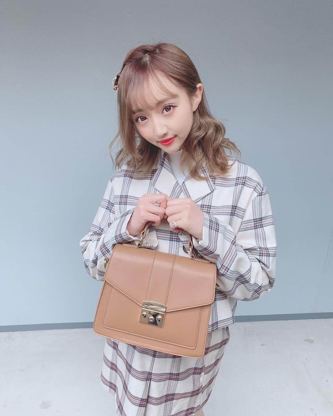 星野麻里愛さんのインスタグラム写真 - (星野麻里愛Instagram)「🍓wego staff  style🍓  ショートテーラードジャケット ¥4339  リブロゴ刺繍ロンT ¥1759  ラップミニスカート¥2199  詳細はプロフィールのURLを ご覧ください❤️ #wego#wego大須店#ウィゴー #うぃごー#全身コーデ #セットアップ#チェックコーデ  #チェックセットアップ #ブラウンバッグ#まりあコーデ」1月21日 18時27分 - maria.pink28