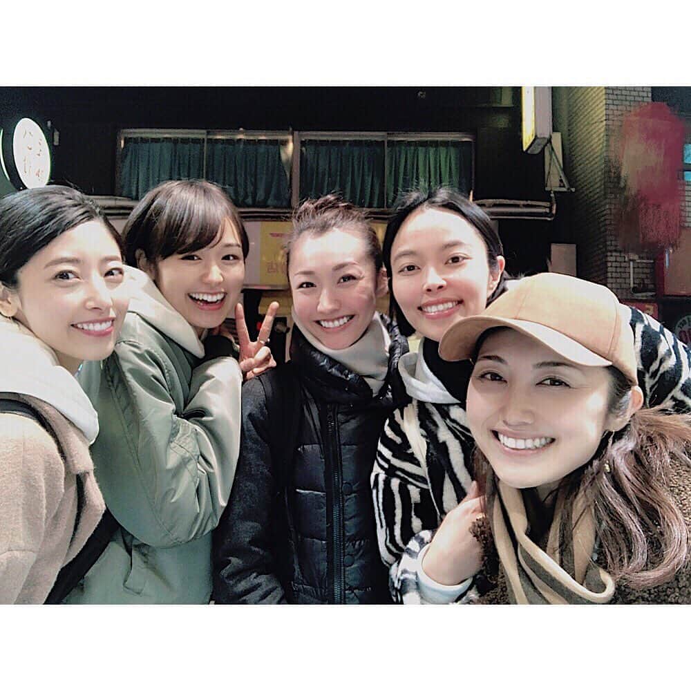 粕谷奈美のインスタグラム：「みんなでヨガしてご飯して、心身共にヘルシーな時間✨ ちなみに私はホットヨガに通っているのですが、通ってから冷え性や浮腫がなくなり、朝の目覚めも良くなりました(^^) We had a great time! #bff#goodtime#yoga#hotyoga#healthylifestyle#thankyou」