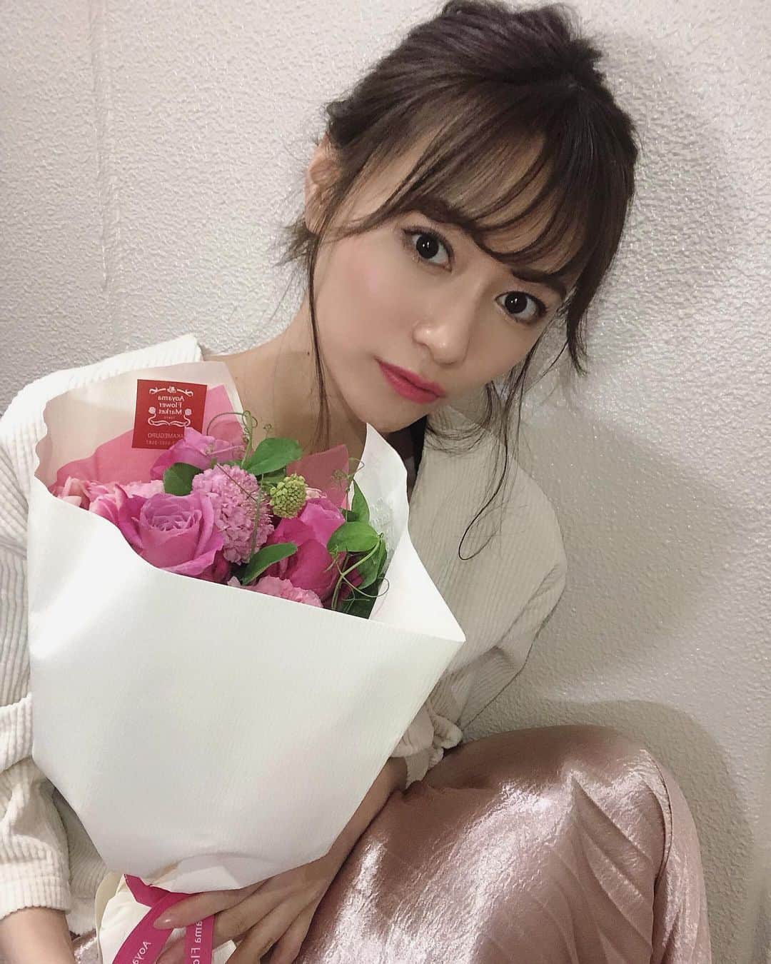 山下愛実（まなみるく）のインスタグラム：「. . 沢山差し入れ誠にありがとうございました😢💞 直接受け取れなかった物も後で受け取りました🙏🏻 お話する時間が短かった方、お話出来なかった方も居て申し訳ない気持ちがいっぱいですが 皆様の言葉がとても頑張れる源になってます🥺 雪の日もあったりでお足元の悪い日があった中 足を運んで下さり本当にありがとうございました🙇🏼‍♀️💜 #ありがとうございました #instagood#pink#followｍe」