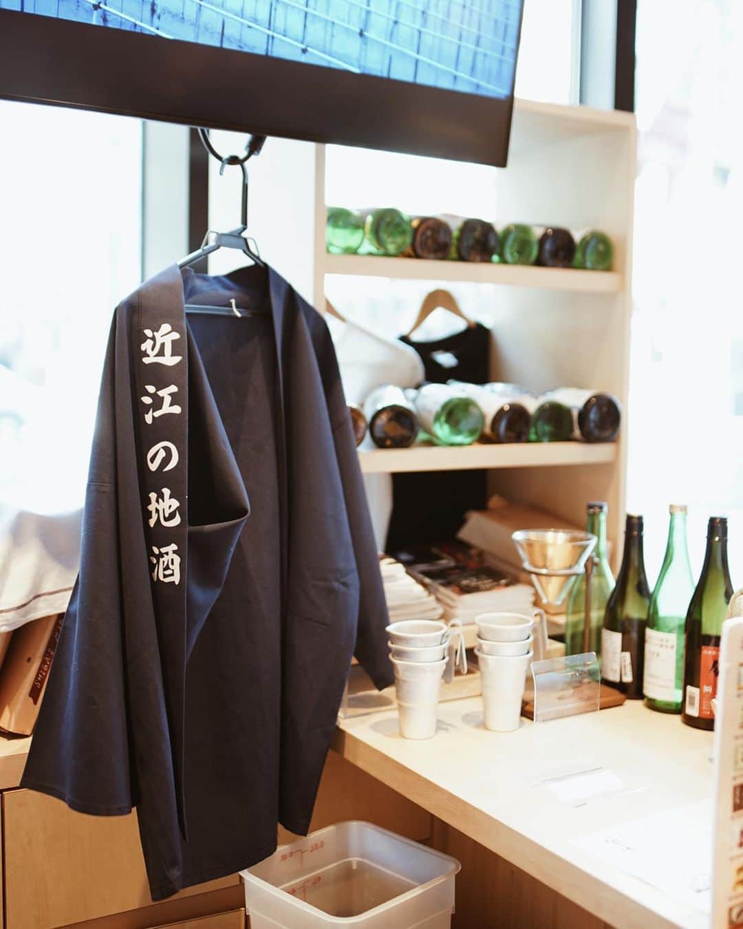 喜田彩子さんのインスタグラム写真 - (喜田彩子Instagram)「﻿ ﻿ 皆さん、#サラダパン って知ってます？﻿ 私はずーっと気になっていて、ついに食べました🥖﻿ ﻿ 東京に来て街を歩いていると、色々なアンテナショップがあって、ご当地商品を買うのが好きなのですが、日本橋駅B8出口すぐの滋賀県のアンテナショップ【ここ滋賀】へ行ってきたよ🌿﻿ ﻿ 滋賀は高校時代よく行っていて、思い出の土地。﻿ 有名な彦にゃんや近江牛の他にも、滋賀県産の旬の野菜やお米、加工食品やお茶・菓子類、信楽焼や織物などもあって凄く楽しかったし、沢山お買物してしまった！！﻿ ﻿ 凄くお洒落な店内で、地酒バーがあったり、オリジナルブレンドコーヒー、ソフトクリームのテイクアウトもあったよ〜🍶﻿ 抹茶ラテがすんごい美味しかったので、行ったら是非飲んでね🌿﻿ ﻿ 久しぶりに滋賀県に行きたいな〜🥰﻿ ﻿ ﻿ @cocoshiga﻿ #ここ滋賀 #滋賀県 #アンテナショップ #PR #滋賀グルメ #滋賀カフェ #滋賀イベント #地域貢献 #日本橋 #アンテナショップ #料理好き #グルメ #近畿 #旬の食材 #ショッピング #旅女 #滋賀体験 #cafe #カフェ」1月21日 18時28分 - ayacokida