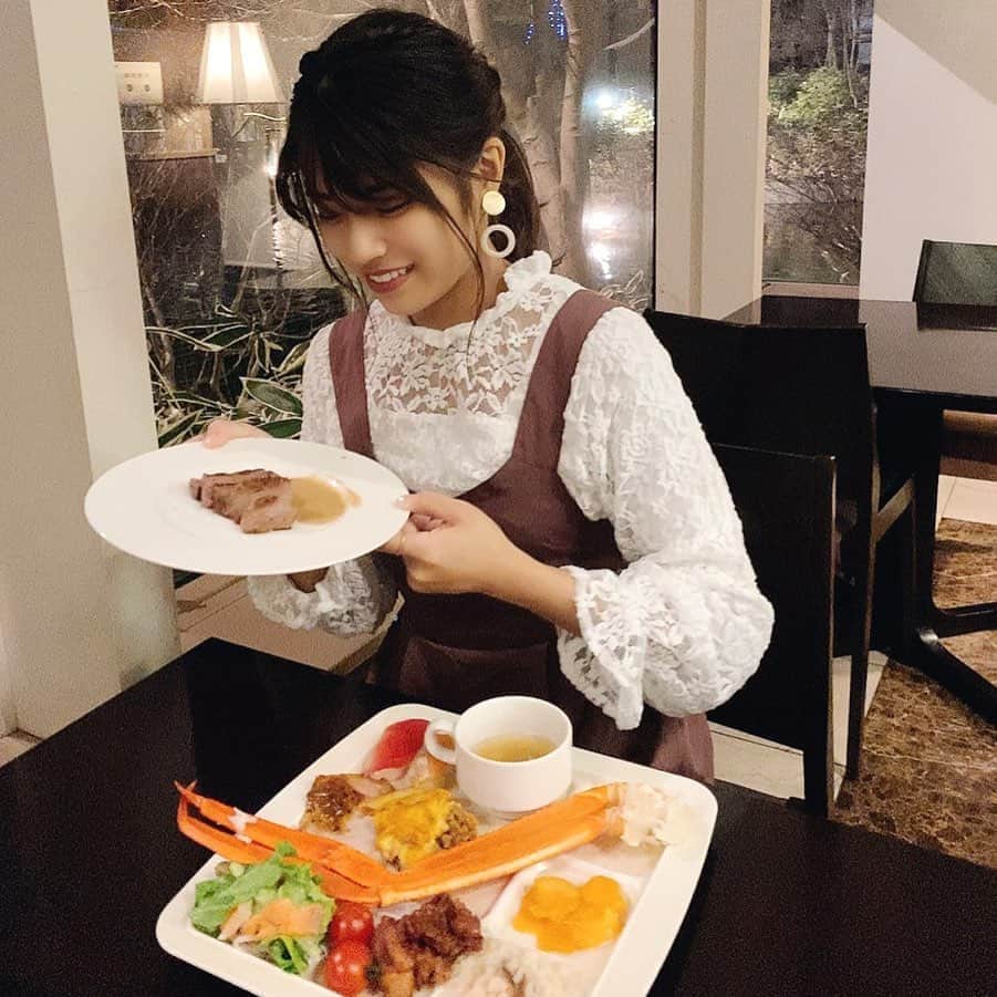 のインスタグラム：「. . 軽井沢泊まった時の写真📸 . . ビュッフェにカニがいて3匹ぐらい食べた！ カニなら沢山食べれることに最近気づいたあさ姉です🦀🦀🦀 . 実家でもカニ食べたし年始から幸せだな〜 . . お洋服は @grl_official のやつ！ . .  #軽井沢宿泊  #ホテル軽井沢1130 #軽井沢ホテル #軽井沢旅行  #軽井沢　#カニ #ビュッフェ」