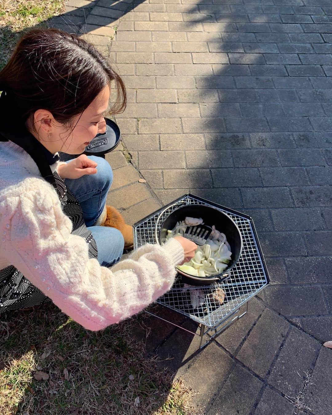 成瀬心美さんのインスタグラム写真 - (成瀬心美Instagram)「🍳 . . 今日はEXMAX SPの連載 【キャンプ女子になりたい】 のロケでしたー✨ . . 今回はダッチオーブンを使って 無水カレーと 色々な味のナン そしてネットで見て作りたかった じゃがアリゴを作ったよ✨ . . すごく美味しくできて大満足☺️ . . 発売は3/11です！ よろしくねー！！！ さむかったー！！！！ . . #camp #cooking #curry」1月21日 18時39分 - coco3ndazo