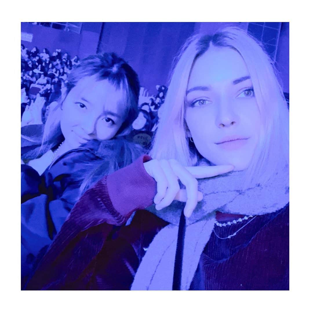 ステファニー・ミチョヴァのインスタグラム：「Happy birthday my little Amy!!!! ❤️you’re such a little ball of positivity 🤩 we all have that friend who can turn your grey day into blue skies! Shout out to @akkzkk 🥰」