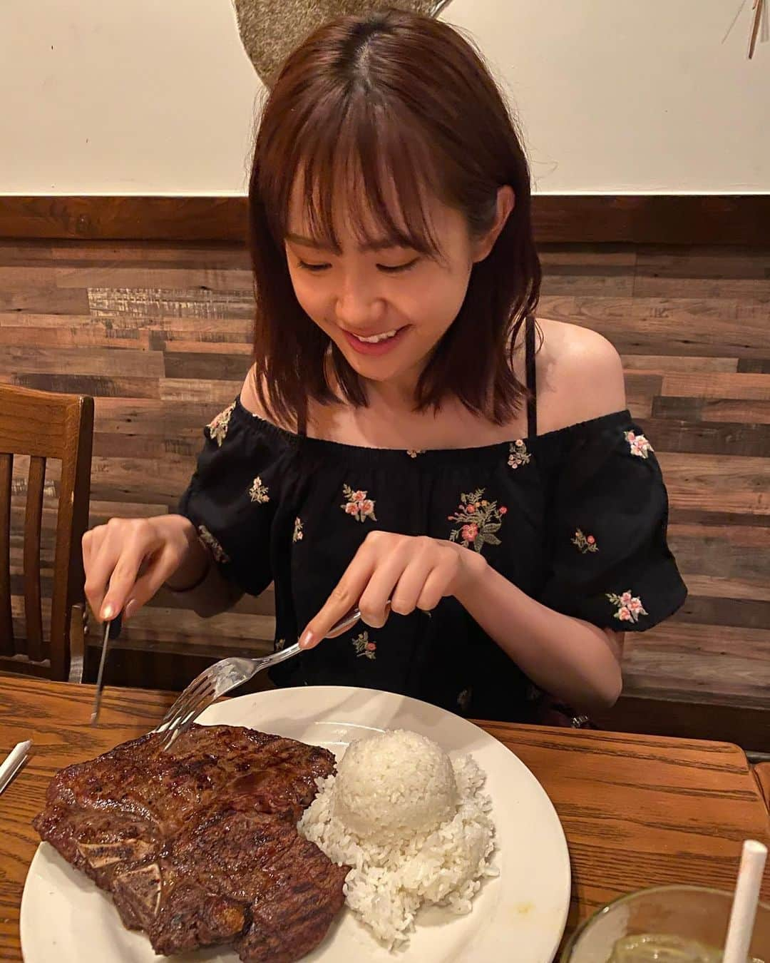 尾碕真花さんのインスタグラム写真 - (尾碕真花Instagram)「. . グアムのボリューミーなお肉やご飯は私向き🍖 . このお肉は確か560gはあったかな☺︎ . ロブスターもオニオンリングもサラダも完食🥗 . #肉は別腹」1月21日 18時48分 - ichika_osaki_official