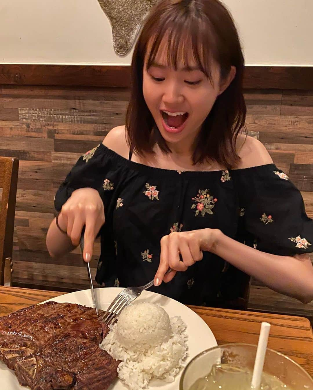 尾碕真花さんのインスタグラム写真 - (尾碕真花Instagram)「. . グアムのボリューミーなお肉やご飯は私向き🍖 . このお肉は確か560gはあったかな☺︎ . ロブスターもオニオンリングもサラダも完食🥗 . #肉は別腹」1月21日 18時48分 - ichika_osaki_official