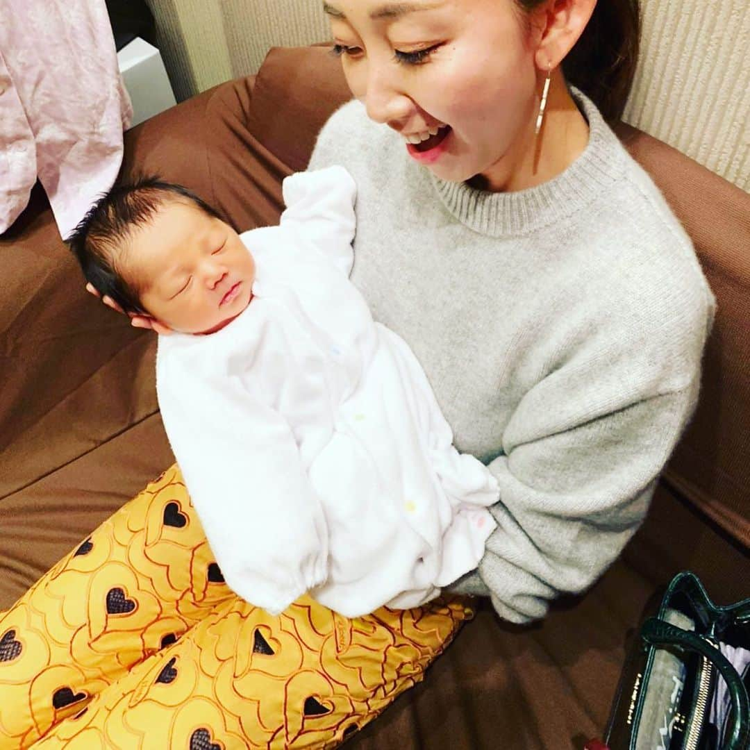 Rie fuさんのインスタグラム写真 - (Rie fuInstagram)「弟夫婦に赤ちゃんが産まれました㊗️A three-day old life in my hands. I’m an auntie now🤶🏻 #newborn #baby #notmine #newlife #joy #love #happyfamily」1月21日 18時54分 - riefuofficial