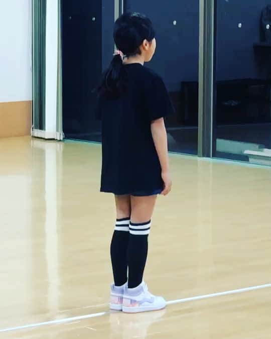 のインスタグラム：「ダンスシリーズ✨ 今回の曲は・・・ 『CAN’T STOP THE FEELING!』 #JustinTimberlake #キレ悪くない #鏡にうつると自然と踊り出す #1年生 #将来の夢は美容師 #すくすく元気に育ってね #パパも練習頑張るよ」