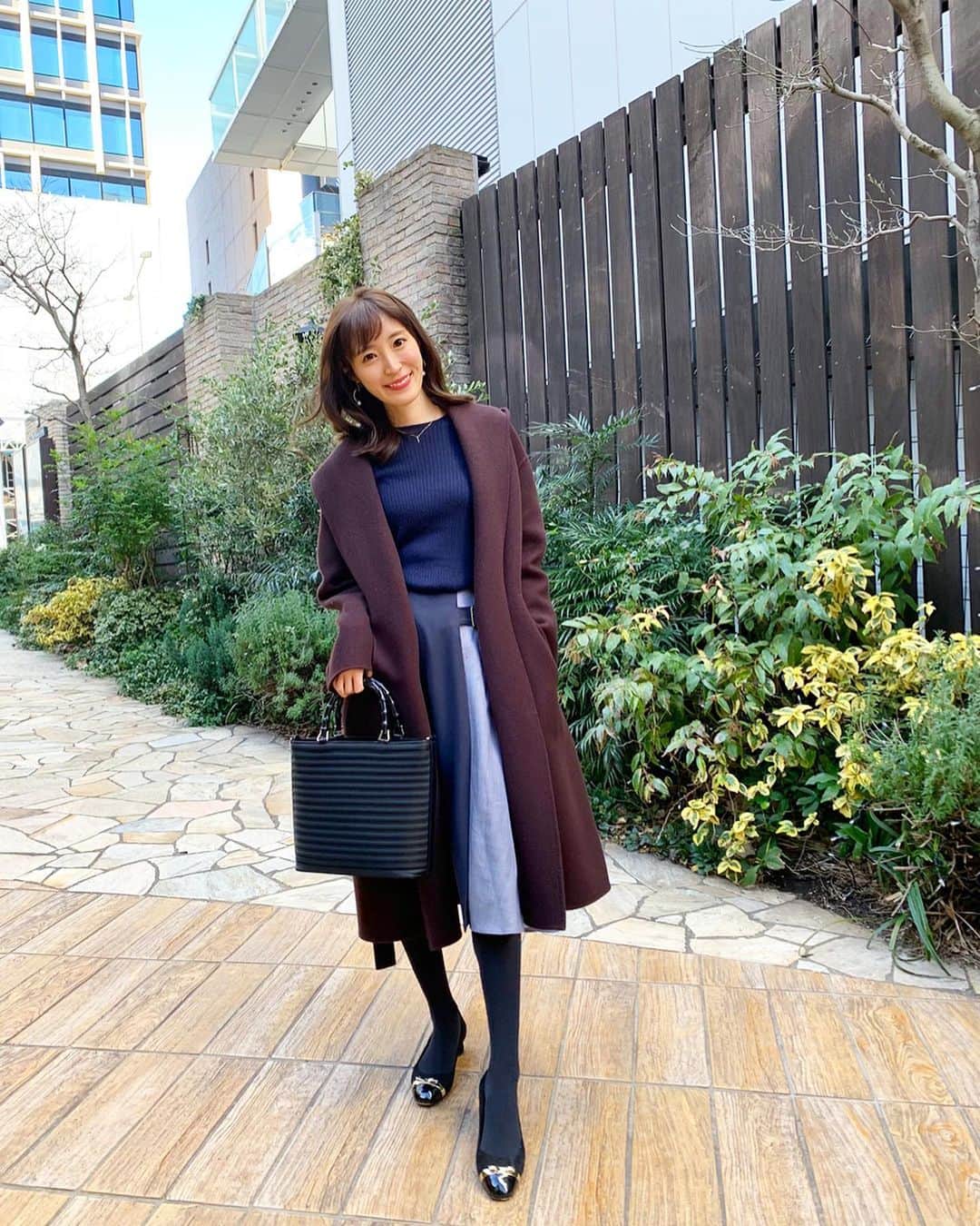 小林真由のインスタグラム：「⋆﻿ ⋆﻿ 大寒とは思えない暖かさ🙈🍦﻿ 寒がりにとっては嬉しいけど﻿複雑😢﻿☀️ ﻿ ﻿ よってダウンも全然来てないなぁ🧥﻿ ﻿ coat: #tomorrowland﻿ tops: #unitedarrows﻿ skirt: #thevirgina﻿ shoes: #ferragamo﻿ #salvatoreferragamo  bag: #gucci﻿ ﻿ #ファッション #コーデ #ママコーデ #ママライフ #コーディネート #トゥモローランド #ユナイテッドアロウズ ＃ザヴァージニア #フェラガモ #サルヴァトーレフェラガモ #グッチ #coordinate #fashion ﻿ ﻿」