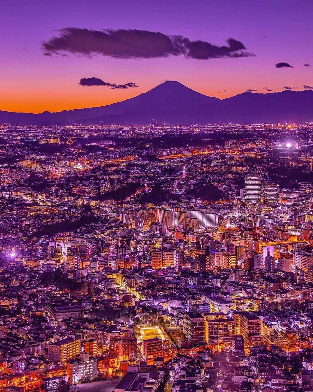 横浜市さんのインスタグラム写真 - (横浜市Instagram)「Dazzling evening sky over a supercharged city. Photo: @mari.honunu #myyokohama」1月21日 18時57分 - findyouryokohama_japan