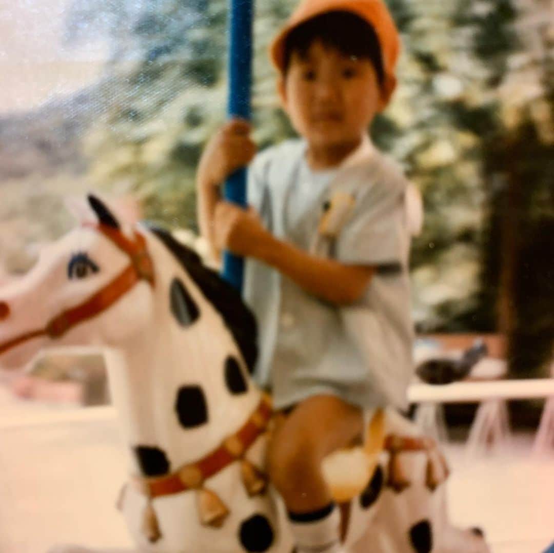 ガッチマンのインスタグラム：「息子の写真と思いきや、37年ぐらい前の私の写真だそうです。場所不明、保育園の遠足？誰が撮ったものかも不明。記憶？全くないですね。」