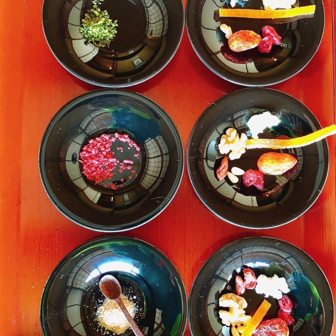 y1735kのインスタグラム：「目黒庭園での［yoga×food］イベント。報告postになります。 ・ こじんまりと開催した中で  yogaで体に呼吸をタップリ入れて、色々お話しました。 ・ 世代別での思考や性のお話 ・ 妊活、妊娠、出産、育児。 助産院と産婦人科。 ・ 世に出ているベーシックな生活とは？ バランスとアンバランスとは？ ・ シンプルが1番といいつつ、シンプルにはいかない事も沢山あるから気付きや変化が生まれたり。 ・ ベーシックの裏側で生活している人のための yogaとfood。 例えば夜勤で働かざる得ない人に 『規則正しい生活をしましょう 食生活を正しましょう、、』と言ってもそんなの耳が痛いお話で、、。 不規則な仕事をしている方が少しでも心地良い生活や食事をするための方法はあるか？  などなど。 ・ 引き続き yogaとfood 広い視野で発信していけたらなと思っています。 ・ おはぎを自分で飾り付けるワークショップを提案してくれた @ikura.ra.ra ありがとうございました！」