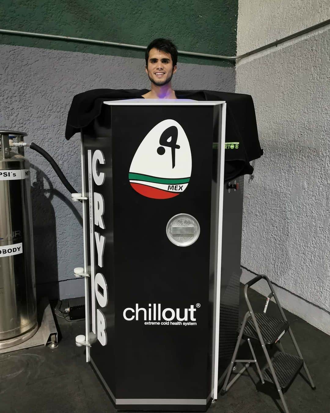 イヴァン・ガルシアのインスタグラム：「Inicia una semana muy fuerte, muy larga y pesada.. No hay mejor manera de iniciarla que con una buena recuperación 💪🏻💥.. @cryo_b #elpoderdelfrio❄️」
