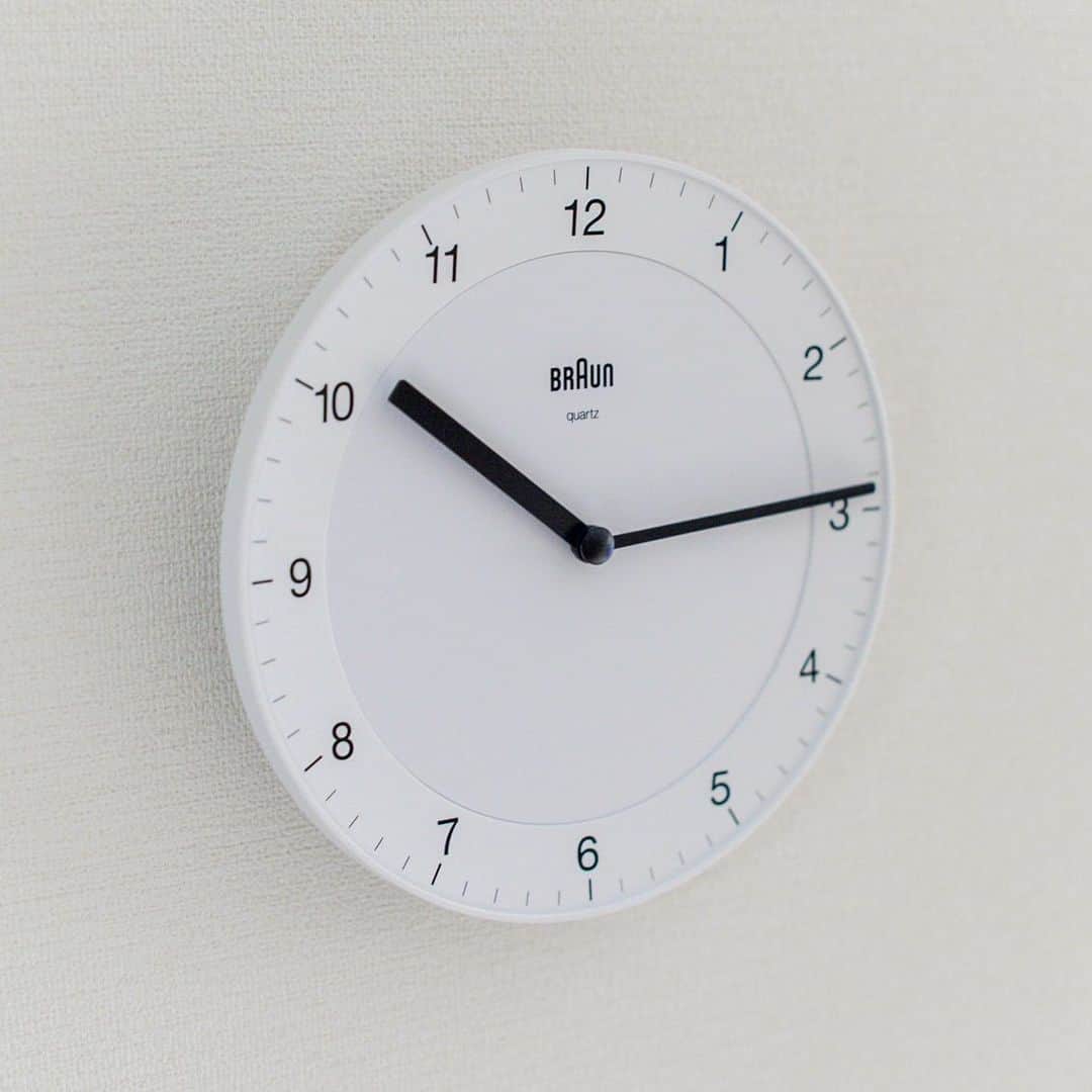 北欧、暮らしの道具店さんのインスタグラム写真 - (北欧、暮らしの道具店Instagram)「【スタッフの愛用品】モノトーンが白壁にスッキリとなじむ、BRAUNの壁掛け時計 . - - - - - - - - - - - - ■ スタッフ 市原： . 「引っ越して約1年半。実は我が家には 「時計」がひとつもありませんでした。  時間はスマホをチェックするか、 洗面所にある浴室用リモコンの 時刻表示だけが頼りという生活。  壁掛けの時計はもちろん、 目覚ましもスマホで事足りており、 持っていませんでした。  これまで無くてもなんとかなってきたけれど、 ふとした時にやっぱり気になる時間。  やっぱり時計があったほうが便利だなと至り、 この度「BRAUN（ブラウン）」の 壁かけ時計を迎え入れました。  一緒に住む夫は、時計のチクタク音が 気になるタイプ。だから秒針がないというのは、 時計選びの外せない条件でした。  このBRAUNの時計は秒針がないので、 普段の生活の中で音が 気になるということはありません。  時計に耳をよく近づけて、 静かな中で確認すると、 かなり微かに電子音がするくらい。  音に繊細な夫含めて、時計の音が 気にならず快適に使えています。  また白と黒の2カラーに、 文字盤と針というシンプル設計で、 とにかく潔いデザイン。白盤にハッキリとした 時計の針がパッと目に入り、 とても見やすいなと感じています。  サイズは直径20センチほどで、 一般的な壁掛け時計のイメージよりも、 やや小ぶりなサイズ感。 重さも、153gと軽量です。  厚みもスッキリとしていて、 インテリアを圧迫することなく、部屋の中で 時計が主張しすぎないのもいいところ。  モノトーンの色合いと、このサイズ感が、 我が家の白壁にも部屋全体にも、 スッとなじんでくれました。  我が家に届いたその日から、 前から使っていたような気にさせるくらい、 自然となじんでくれたこの時計。  おかげで「時計のある生活は便利だな〜」と 当たり前のことを改めて感じています。  我が家にきてから、この時計と 共に1日が流れている。 今ではそんなふうに、欠かせない存在です。 . - - - - - - - - - - - - BRAUN / ブラウン / 壁かけ時計 . ▶お買いものはプロフィールのリンクからどうぞ→@hokuoh_kurashi ・ #interior#interiors#BRAUN#時計#壁掛け時計#ブラウン#時間#一日#インテリア#北欧インテリア#お買い物#シンプル#シンプルライフ#シンプルデザイン#暮らしを楽しむ#日々の暮らし#北欧#暮らし#北欧暮らしの道具店」1月21日 10時05分 - hokuoh_kurashi