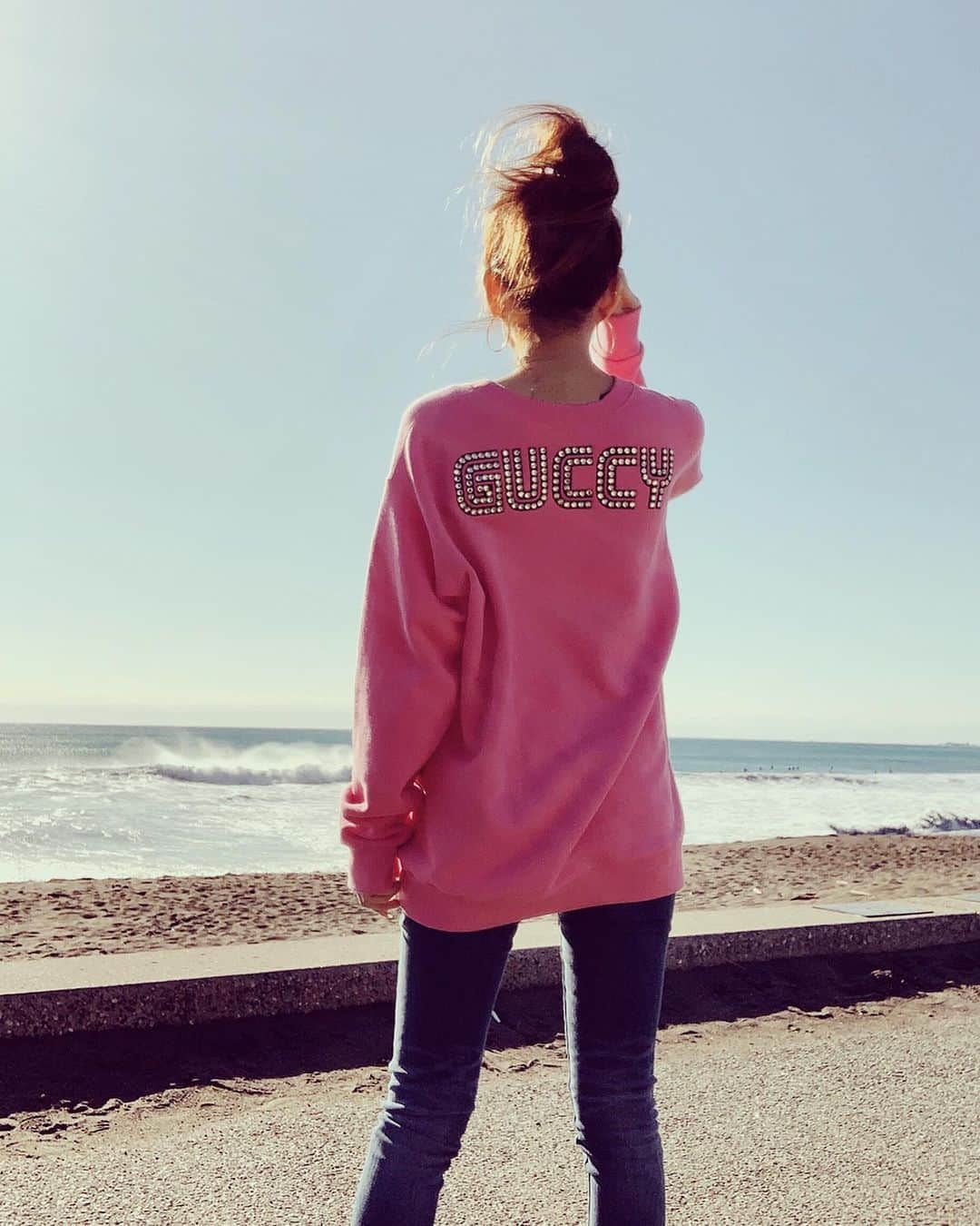 加賀美早紀さんのインスタグラム写真 - (加賀美早紀Instagram)「このGUCCI👚可愛い ドピンクでキラキラ 加工して色わからないですよね😂 やっぱり朝一の海は気持ちいいなあ 天気も3150♡ * * #gucci @gucci #chillout #3150」1月21日 10時15分 - kagami_saki