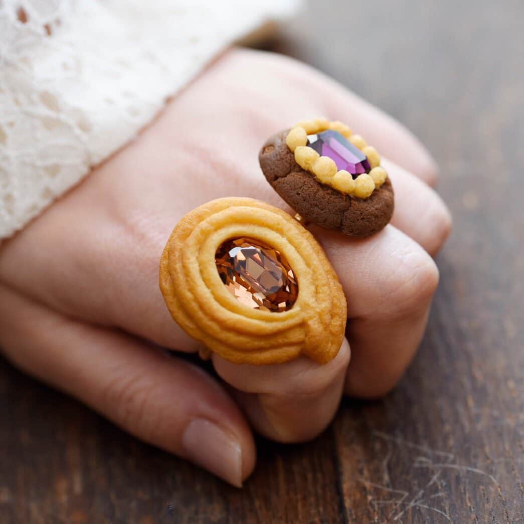 のインスタグラム：「Looks tasty, today's our favorite💍Nostalgic fruit jam inside cookie is named "Jewel Cookie", title also sounds tasty😉 ================== ＜Q-pot. SHOP LIST＞ - Flagship store & cafe  @ Harajuku/Omotesando - Takashimaya @ Shinjuku - Solamachi @ Tokyo Skytree st. - Takashimaya @ Osaka - Lucua @ Osaka - INTERNATIONAL ONLINE  @ Shipping to overseas✈️ Always welcome you♡ ================== #qpot #qpotcafe #handmadejewely #madeinjapan #cookies」