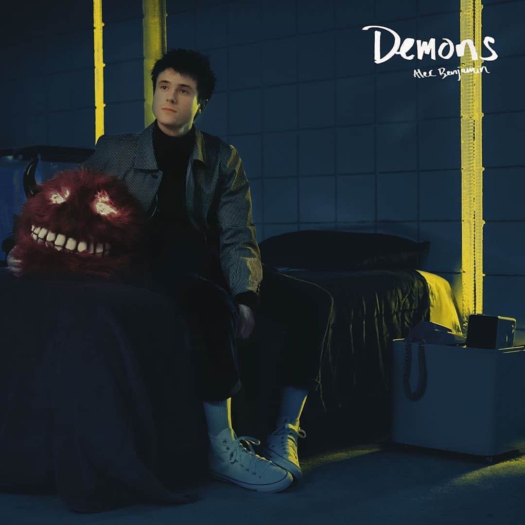 ワーナーミュージック・ジャパン洋楽さんのインスタグラム写真 - (ワーナーミュージック・ジャパン洋楽Instagram)「【Alec Benjamin】 アレック・ベンジャミンが新曲「Demons」をリリース🌙 ✨ 自分で戦っている心の声を表現した一曲☁️ ✨ 彼にとってとても素な気持ちを歌詞にした曲です😌 ✨ ぜひ聴いてみてください🖤 #alecbenjamin #demons #アレックベンジャミン #新曲 #洋楽」1月21日 10時32分 - warnermusicjp_intl