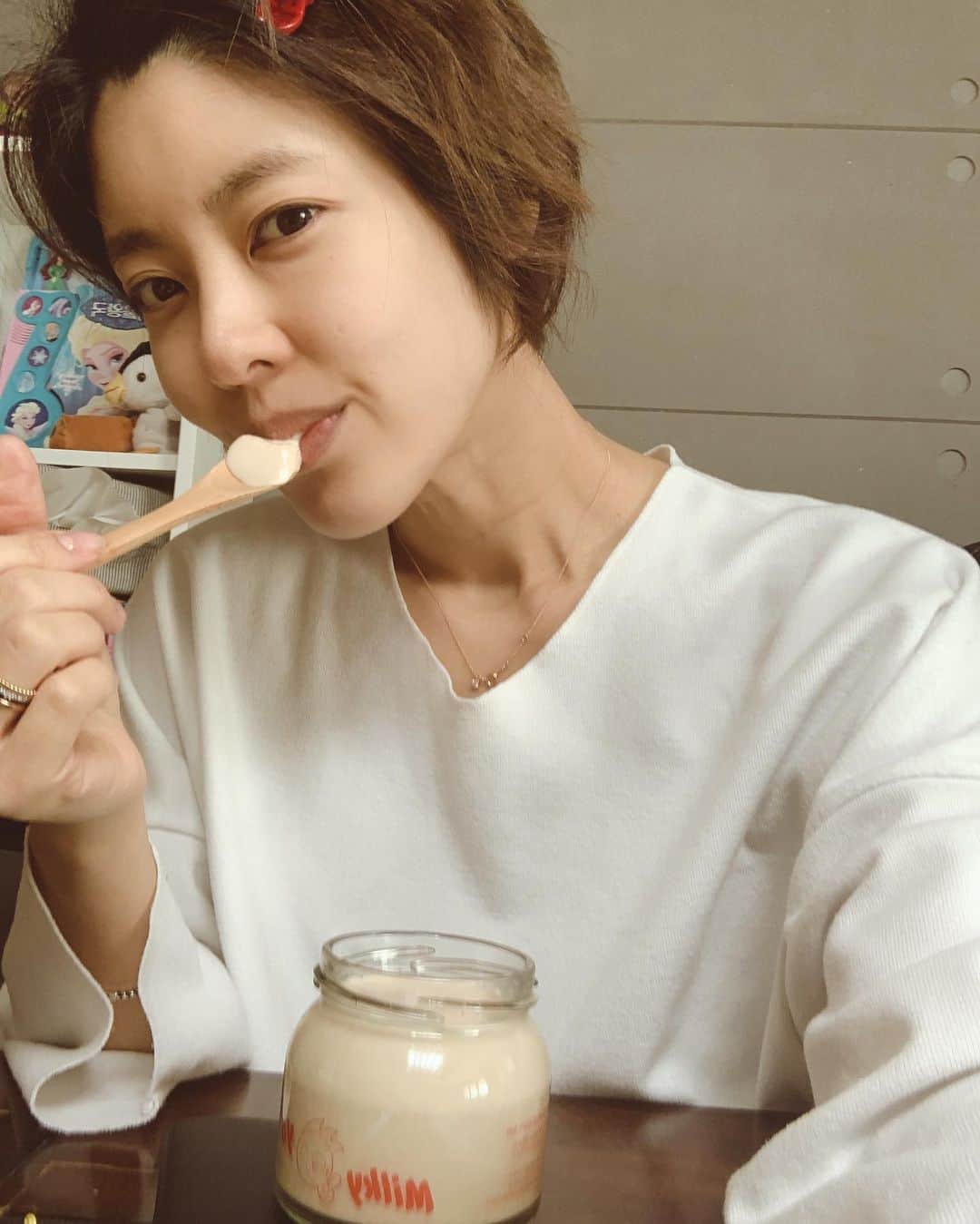 イ・ユンジのインスタグラム：「눈곱과함께아이등원시키고  운동가기전라디오들으며아침요거트 어플도움받아셀카도찍어보고 오나의고요아침#라돌#28w1d」