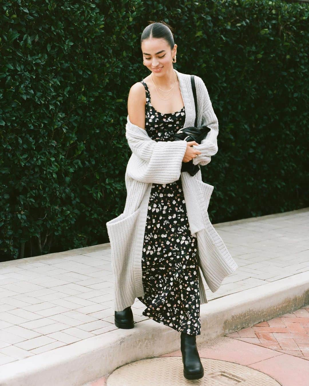 Urban Outfittersさんのインスタグラム写真 - (Urban OutfittersInstagram)「How to style that dress you want to wear in spring: pair it with the cardigan you'll be wearing the rest of winter. #UOonYou @zairamichelle」1月21日 10時46分 - urbanoutfitters