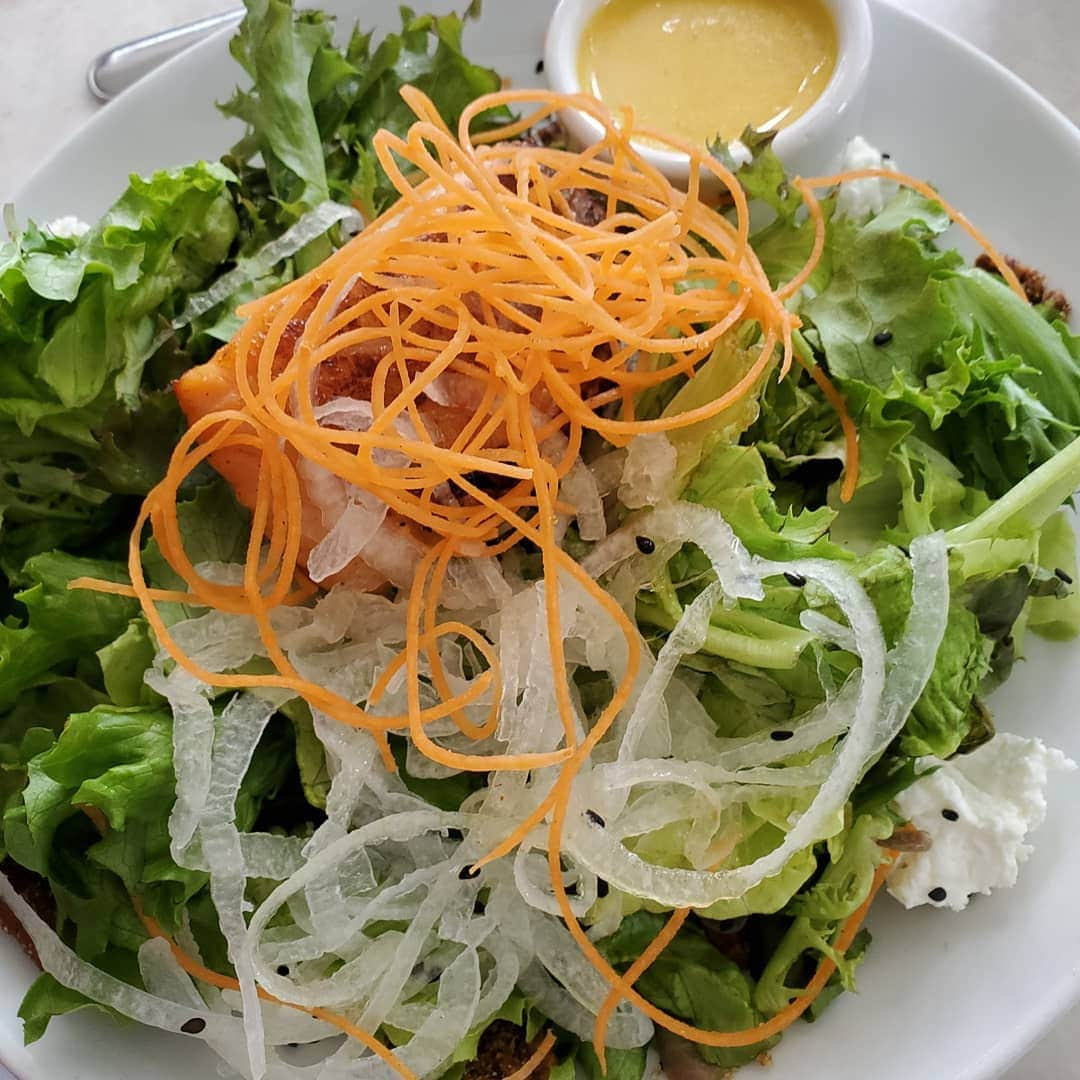 ピーターさんのインスタグラム写真 - (ピーターInstagram)「今日のlunchは、 ニーマンマーカスの｢マリポサ｣  マキさんと美智子弁護士。  こちらは、 月曜日だけど キング牧師記念日なので、 土曜日から三連休。 のんびりlunchでした‼️ 海老カレー、ポークチョップ、サーモンサラダを、仲良くシェア💕  #ピーター #池畑慎之介 #マリポサ #マキ･コニクソン#ニーマンマーカス#ホノルル #lunch #ロングバケーション」1月21日 10時50分 - oziba1952