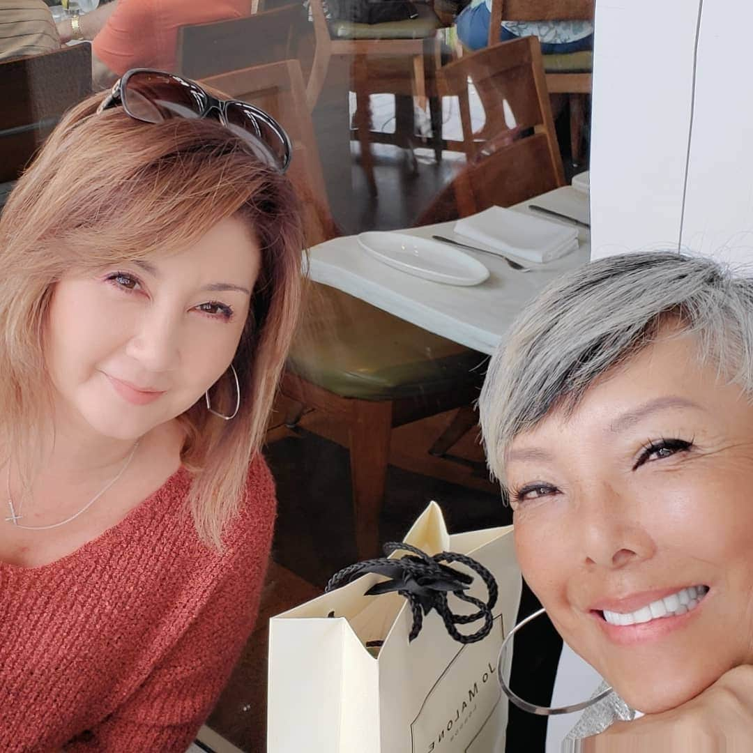 ピーターさんのインスタグラム写真 - (ピーターInstagram)「今日のlunchは、 ニーマンマーカスの｢マリポサ｣  マキさんと美智子弁護士。  こちらは、 月曜日だけど キング牧師記念日なので、 土曜日から三連休。 のんびりlunchでした‼️ 海老カレー、ポークチョップ、サーモンサラダを、仲良くシェア💕  #ピーター #池畑慎之介 #マリポサ #マキ･コニクソン#ニーマンマーカス#ホノルル #lunch #ロングバケーション」1月21日 10時50分 - oziba1952