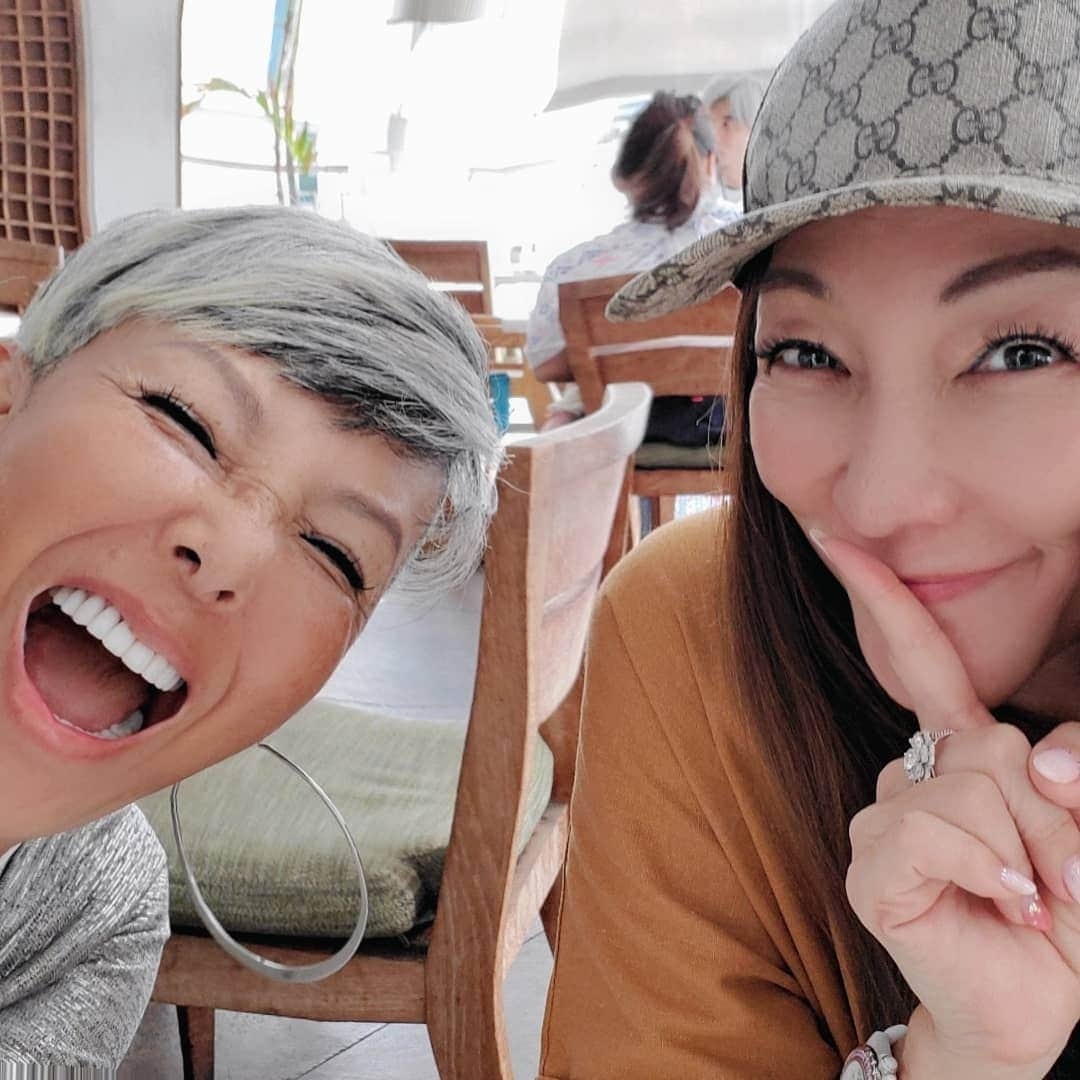 ピーターさんのインスタグラム写真 - (ピーターInstagram)「今日のlunchは、 ニーマンマーカスの｢マリポサ｣  マキさんと美智子弁護士。  こちらは、 月曜日だけど キング牧師記念日なので、 土曜日から三連休。 のんびりlunchでした‼️ 海老カレー、ポークチョップ、サーモンサラダを、仲良くシェア💕  #ピーター #池畑慎之介 #マリポサ #マキ･コニクソン#ニーマンマーカス#ホノルル #lunch #ロングバケーション」1月21日 10時50分 - oziba1952