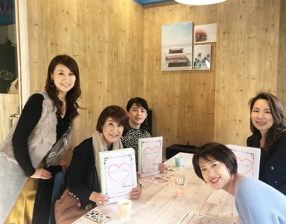 小林万希子さんのインスタグラム写真 - (小林万希子Instagram)「昨日は「伝えるためのトーキング講座」1期生ついにラストの回になりました😢 ・ 初めての正規生1期 1回1回が集中しすぎて ・ 最後はこれまでの集大成✨ ミニ講座 ・ 今回を迎えるにあたって全回の動画を皆さんに送りました。 最初と最後の違いったら……笑 こんなに人の印象は話し方で変わるのか！！ というくらい、違う。 公開していいなら公開したい！😆笑 ・ 講座の仕上がりが本当によめなかったのですが皆のあまりの堂々とした姿に感動❤️😢 ・ きちんと４人4色が出ていました✨👏 ・ 皆さんのこういった底力をみると「人は本当に進化するんだ」と改めて感じるし、私までエネルギーをいただけます。本当に良かった！！ お疲れ様でした❤️ ・ 講座終わりは最終回の醍醐味 work and place さんならではのケータリングの贅沢ランチ✨✨ ・ 今回は、大倉美香子さんの 「発酵食」を使ったお料理💓 塩麹、しょうゆ麹、かわり麹、お味噌などをつかって、化学調味料は使っていないという✨美味しいだけじゃなく、身体にも嬉しい贅沢メニュー！ 最後にはシフォンケーキと特製黒みつのデザートまでついててボリュームたっぷり❤️ ・ オーナーのゆかさんは、私がいない隙にここぞとばかりに講座についての本音を皆に聞き出そうとしていました！笑 ・ ただ「話す」や「しゃべる」…と「伝える」…は全く別もの ・ 日々仕事をしながら、家庭のことをしながら 本当に大変だったと思う。 でも、吸収する時はしっかり吸収しないと大人に「いつか」や「次」はないので。 今やらないとずっとできない。 ・ 今やらないといけないからこそ、あれだけ吸収できたんだと思います。 ・ 伝え方は、明日の仕事に即繋がる！知らないと本当にチャンスをのがす！ ・ そして、これからは皆にもっと大きな仕事をこなしてほしい👍きちんとフォロー体制はできているので♡ 迷うことなく受けてきて！笑 ・ 皆からの感想はまたゆっくりお伝えしますね✨ ・ そして、濃厚な最終回終わりは、0期生のようこちゃんのマンツーマン講座2回目 ・ ようこちゃん、ここにきて俄然まとまってきた🤣 本講座の6回アフターの練習会で定着!これめちゃいいやり方かもです👍 ようこちゃんもお疲れ様でした✨ ・ 内容盛りだくさんの１日でした😊楽しかった💓 ・ 今週末は2期土曜クラスの2回目！頑張っていこー💪 ・ 3期生 少し時間をあけて価格帯もリニューアルして春以降開催予定です。 すでにお申し込みをいただいている方々はそのままで開催させていただきますので、もう少しお待ち下さいね💓 ・ #伝えるためのトーキング講座  #1期生  #最終回  #飛躍 #立派な講師✨」1月21日 10時51分 - macky1218