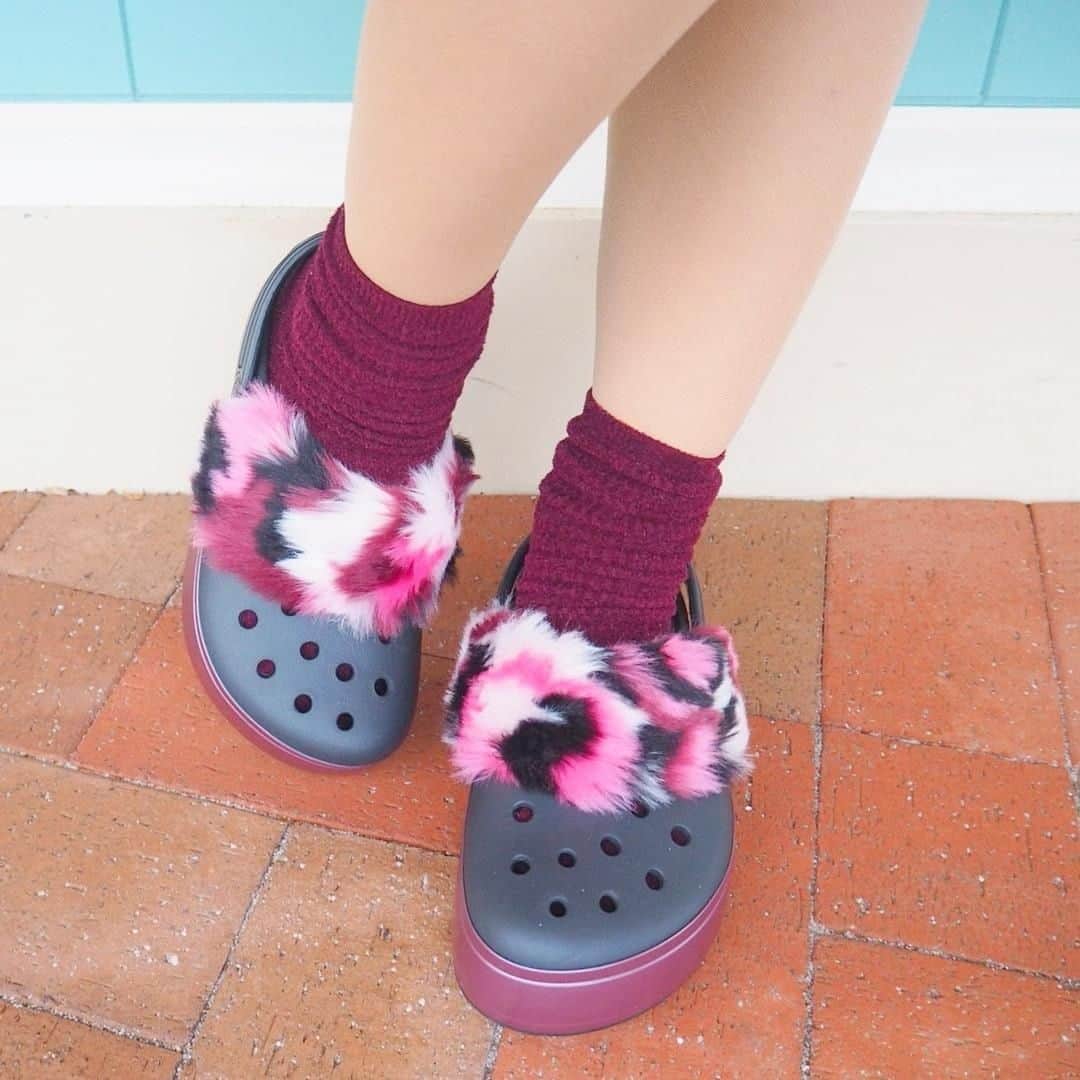 のインスタグラム：「Crocs Fanの @xxchiebacca さんの足元は、女の子大好き❤ピンクとふわふわの最強コンビ👍👍👍 ⁣靴下と組み合わせるとさらに可愛くなっちゃう😍 ⁣ ⁣@crocsjp では、みなさんからのCrocsの投稿をお待ちしてます😉💕 ⁣#クロックス を付けてシェアしてね👏 ⁣#Crocs #クロックス #CrocsAndSocks #ファー付き #ふわふわ」