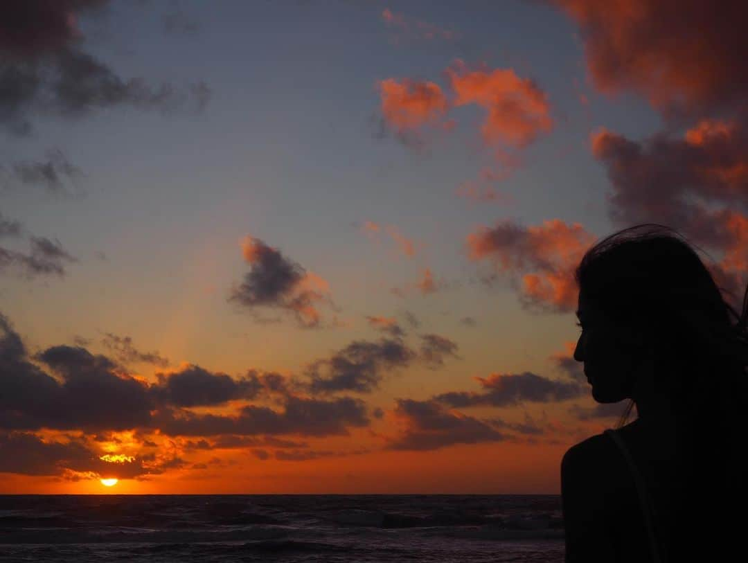 林真唯さんのインスタグラム写真 - (林真唯Instagram)「2019→2020 my first time in kauai🏝 I saw the most beautiful sunset I've ever seen at poipu beach. and we visited so many beautiful places and had a lovely time. Kauai you are so amazing.  of course Oahu too!! I saw beautiful right in front of me everyday. I miss you Hawaii...till next time❤️ もう本当に最高だった〜🥰 ハイキングもしたかったしまだまだ行きたいところいっぱいあるけどハワイの島の中で今のところカウアイ島が一番かな！ 大晦日に見たサンセットが今まで見た中で一番まんまるで本当に綺麗で、、、😢❤️ オアフ島では毎日虹が見れて、、、幸せだった〜❤️ 次はマウイ島に行きたいな〜 #mysocaldays #kauaisunset #poipubeach #doublerainbow」1月21日 10時55分 - mysocaldays