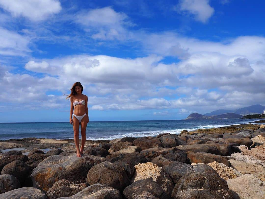 林真唯さんのインスタグラム写真 - (林真唯Instagram)「2019→2020 my first time in kauai🏝 I saw the most beautiful sunset I've ever seen at poipu beach. and we visited so many beautiful places and had a lovely time. Kauai you are so amazing.  of course Oahu too!! I saw beautiful right in front of me everyday. I miss you Hawaii...till next time❤️ もう本当に最高だった〜🥰 ハイキングもしたかったしまだまだ行きたいところいっぱいあるけどハワイの島の中で今のところカウアイ島が一番かな！ 大晦日に見たサンセットが今まで見た中で一番まんまるで本当に綺麗で、、、😢❤️ オアフ島では毎日虹が見れて、、、幸せだった〜❤️ 次はマウイ島に行きたいな〜 #mysocaldays #kauaisunset #poipubeach #doublerainbow」1月21日 10時55分 - mysocaldays