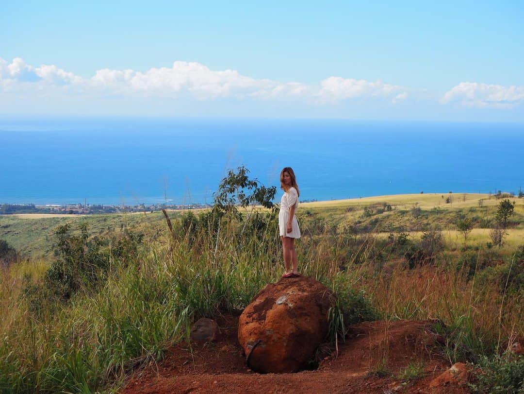 林真唯のインスタグラム：「2019→2020 my first time in kauai🏝 I saw the most beautiful sunset I've ever seen at poipu beach. and we visited so many beautiful places and had a lovely time. Kauai you are so amazing.  of course Oahu too!! I saw beautiful right in front of me everyday. I miss you Hawaii...till next time❤️ もう本当に最高だった〜🥰 ハイキングもしたかったしまだまだ行きたいところいっぱいあるけどハワイの島の中で今のところカウアイ島が一番かな！ 大晦日に見たサンセットが今まで見た中で一番まんまるで本当に綺麗で、、、😢❤️ オアフ島では毎日虹が見れて、、、幸せだった〜❤️ 次はマウイ島に行きたいな〜 #mysocaldays #kauaisunset #poipubeach #doublerainbow」