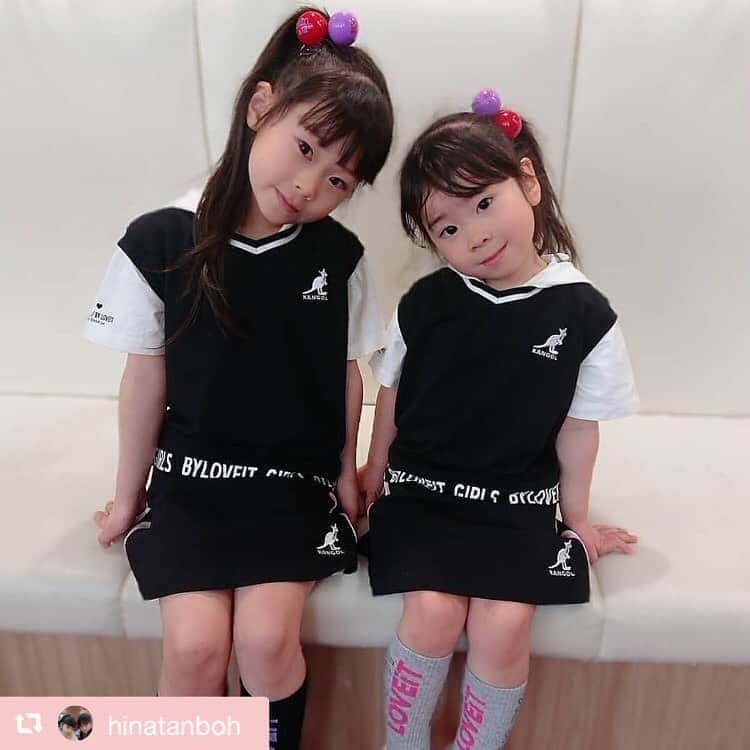 byLOVEiTさんのインスタグラム写真 - (byLOVEiTInstagram)「PICK UP #バイラビツインズ 🌟 ひなたちゃん&あおいちゃん姉妹💖  新作のバイラビ×カンゴールコラボアイテム🦘でスポコーデ💕 ﻿ おふたりにはおそろコーデに使える💖おそろアクセをプレゼントします 🎁 #repost @hinatanboh via @PhotoAroundApp ・ ・ 遂に、妹のあおいもバイラビデビューしました〰️💖 お姉ちゃんに憧れてても、まだサイズがなぁと思っていたけれど、バイラビさん @byloveit_official に、待望の110サイズが入荷しました〰️💖 早速、姉妹でおそろいしてみました🎵 スポーティーなスタイルのお揃いは初めてだったけど、結構あおいも似合ってて、二人ともご機嫌でした💖 ・ ・ ・ ・  #バイラビツインズ #バイラビ #バイラビット  #byloveit #バイラビコーデ #キッズコーデ #ふたごコーデ #キッズファッション #おしゃれキッズ #キッズヘアアレンジ  #js1 #小学一年生 #小学生コーデ #ニコプチ #春物 #四歳 #七歳 #インスタキッズ #キッズモデルになりたい #インスタキッズ #通学コーデ #キューーガル  #cuugal #姉妹コーデ #カンゴール」1月21日 10時59分 - byloveit_official