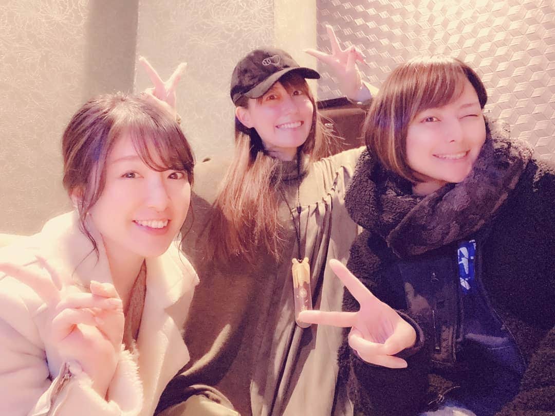 葉山いくみのインスタグラム：「昨日はその後桃ちょんも合流して終電までカラオケしてました🎤🎶 3人でカラオケ行くのいつぶりだろう！？ 楽しかった～( *´꒳`* ) 桃子は元気だよ！」