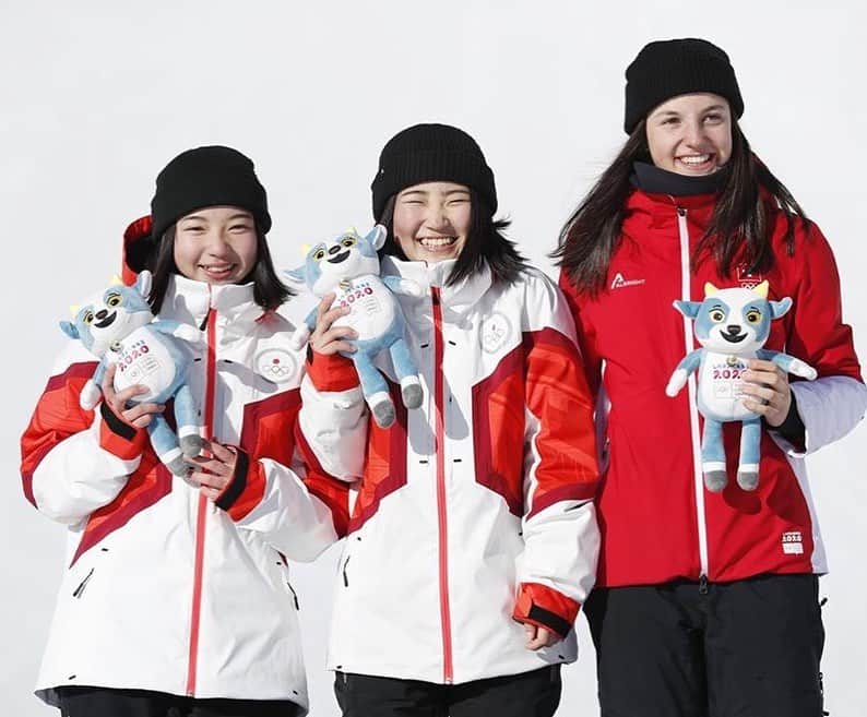 のインスタグラム：「【#ユースオリンピック DAY12（1/20）】スノーボードの女子ハーフパイプで小野光希選手が金メダル、鍛治茉音選手が銀メダルを獲得。スキーのジャンプ/ノルディック複合混合団体では日本が銀メダルとなりました。（写真：アフロスポーツ、フォート・キシモト、OIS/IOC） ･ #スノーボード #ハーフパイプ #小野光希 #鍛治茉音 #snowboard #halfpipe #スキージャンプ #ノルディック複合 #宮﨑彩音 #西方優人 #工藤漱太 #久保田真知子 #skijumping #nordiccombined ･ #Lausanne2020 #YouthOlympics #YouthOlympicGames #がんばれニッポン #TEAMNIPPON #japaneseolympiccommittee . 📷AFLOSPORT, PHOTO KISHIMOTO, OIS/IOC」